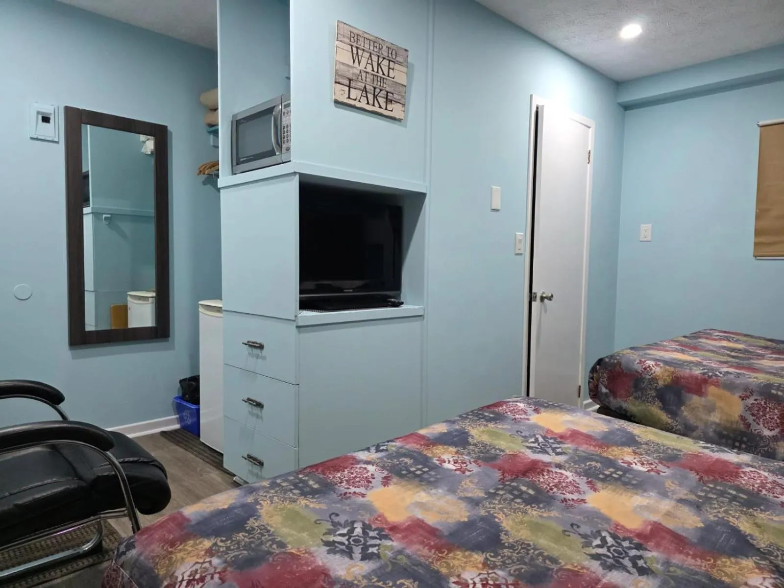 TV and multimedia, Bed in Lakeview Motel & Cottage