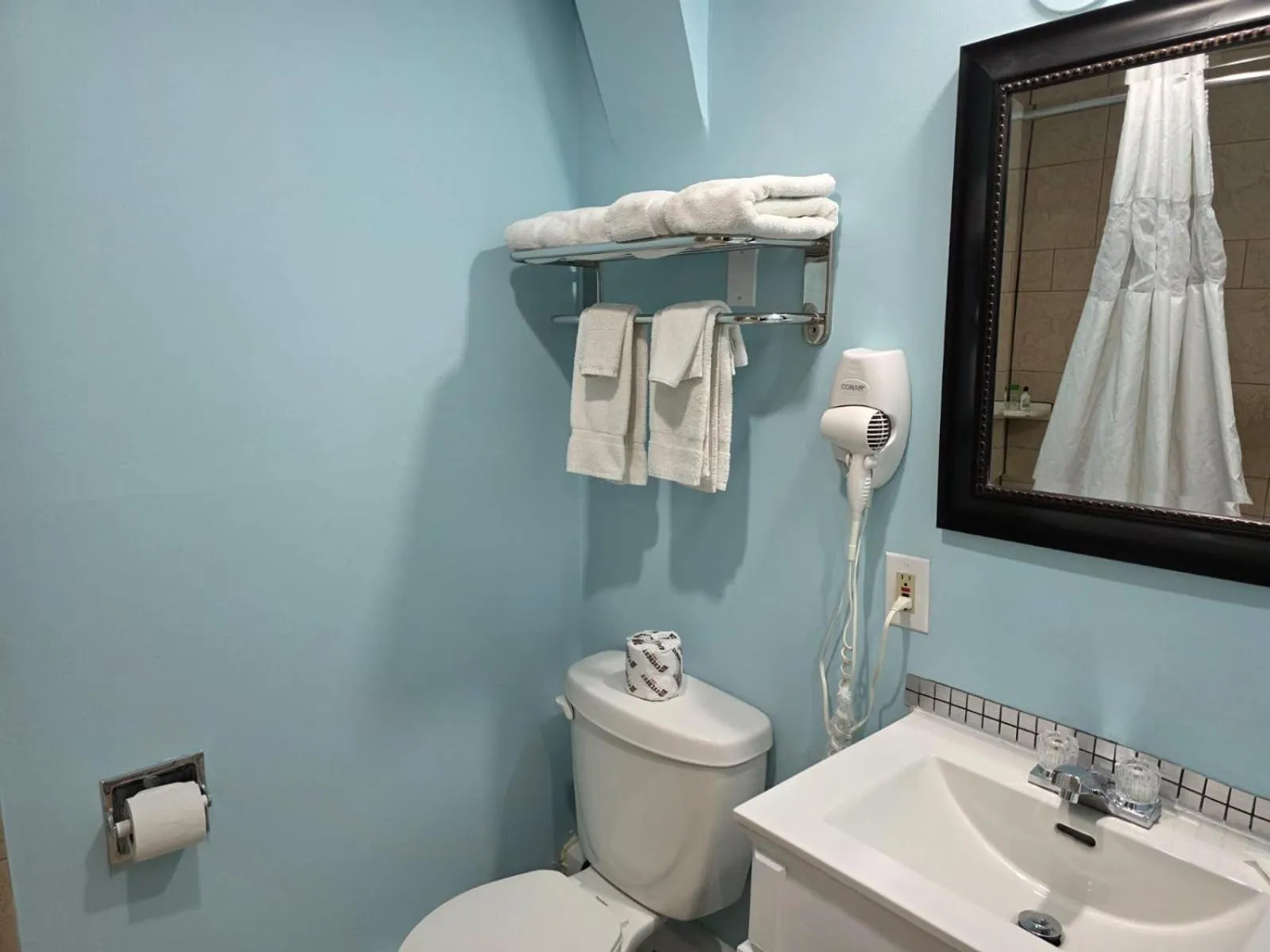 Shower in Lakeview Motel & Cottage