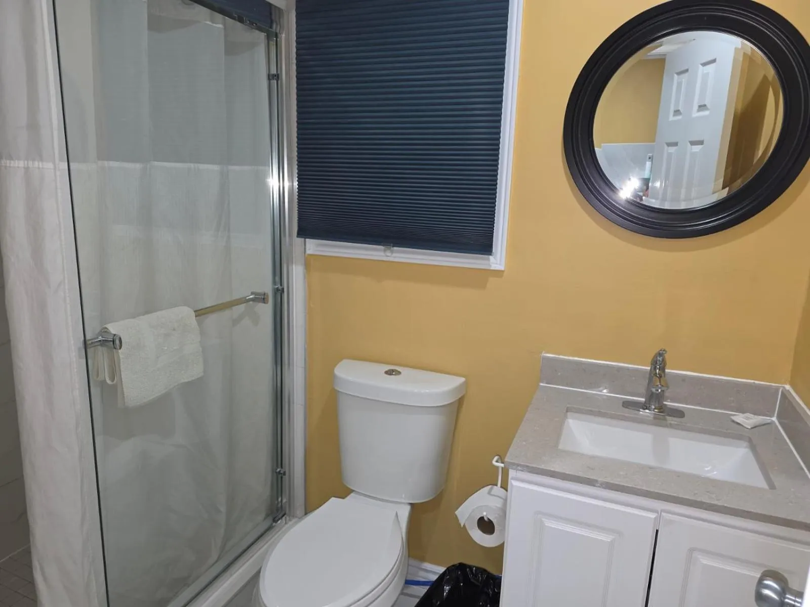 Shower in Lakeview Motel & Cottage