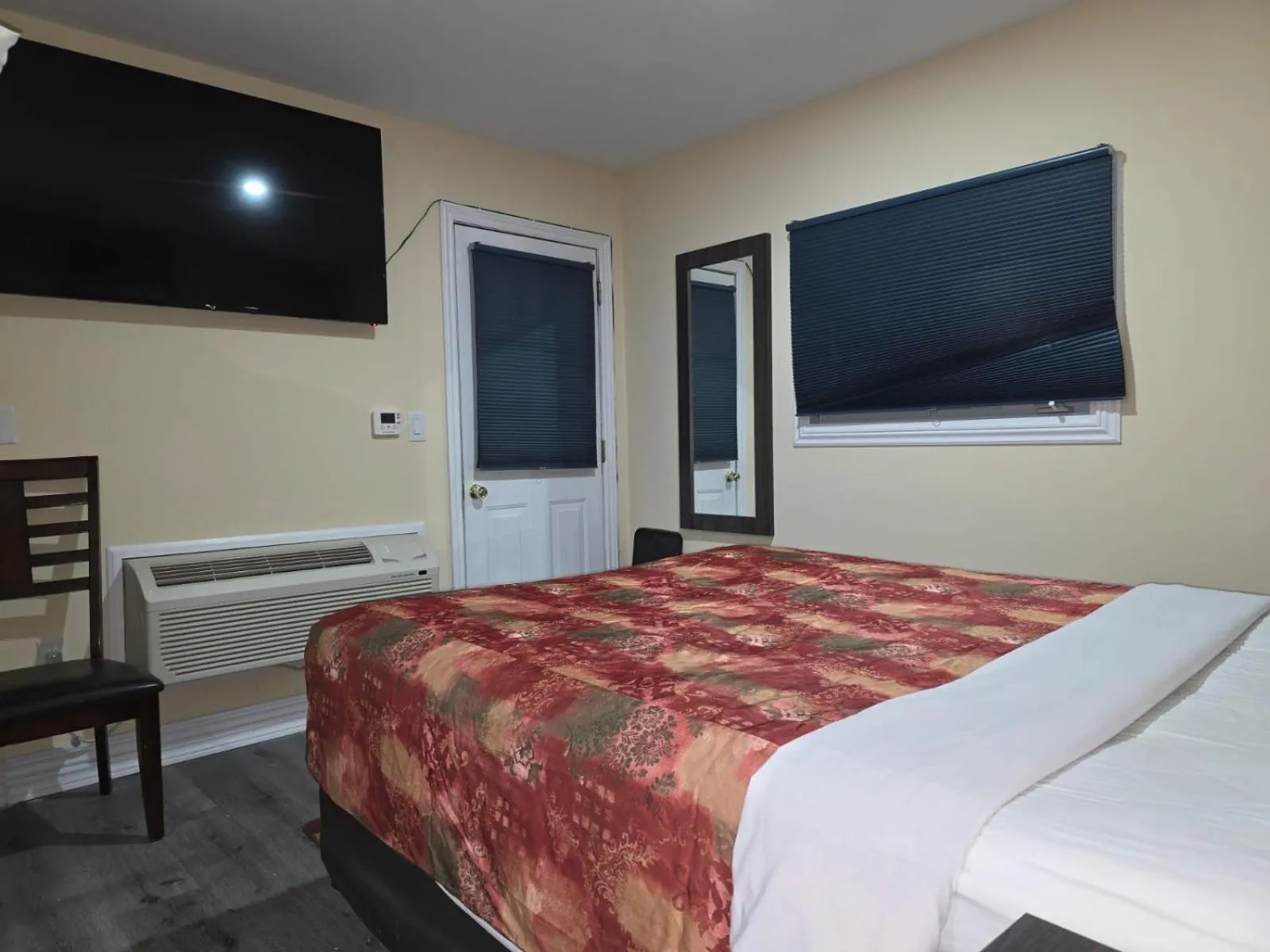 TV and multimedia, Bed in Lakeview Motel & Cottage
