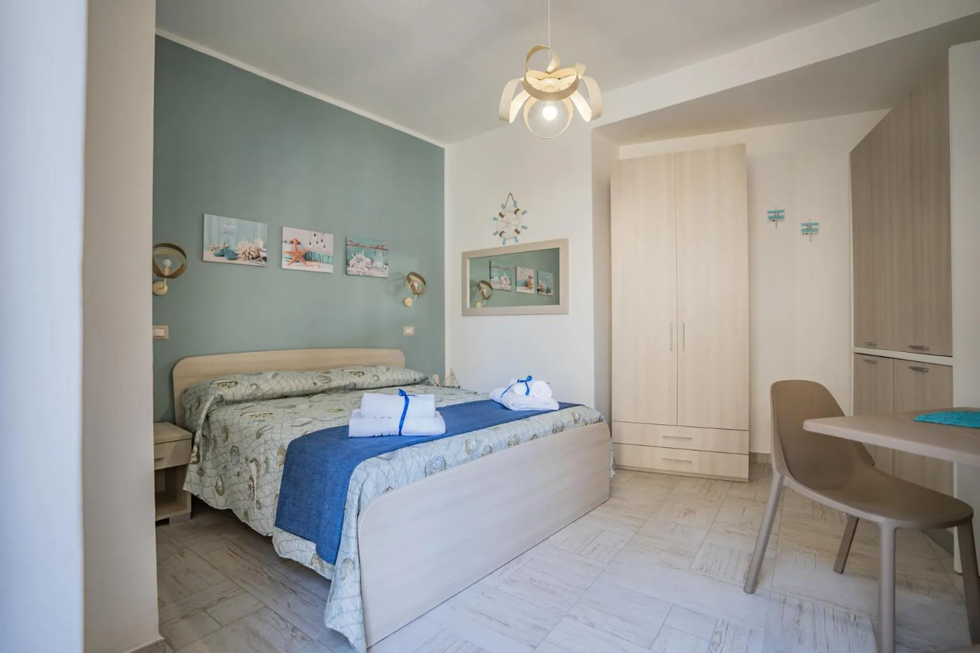 Photo of the whole room, Bed in Bebcatia