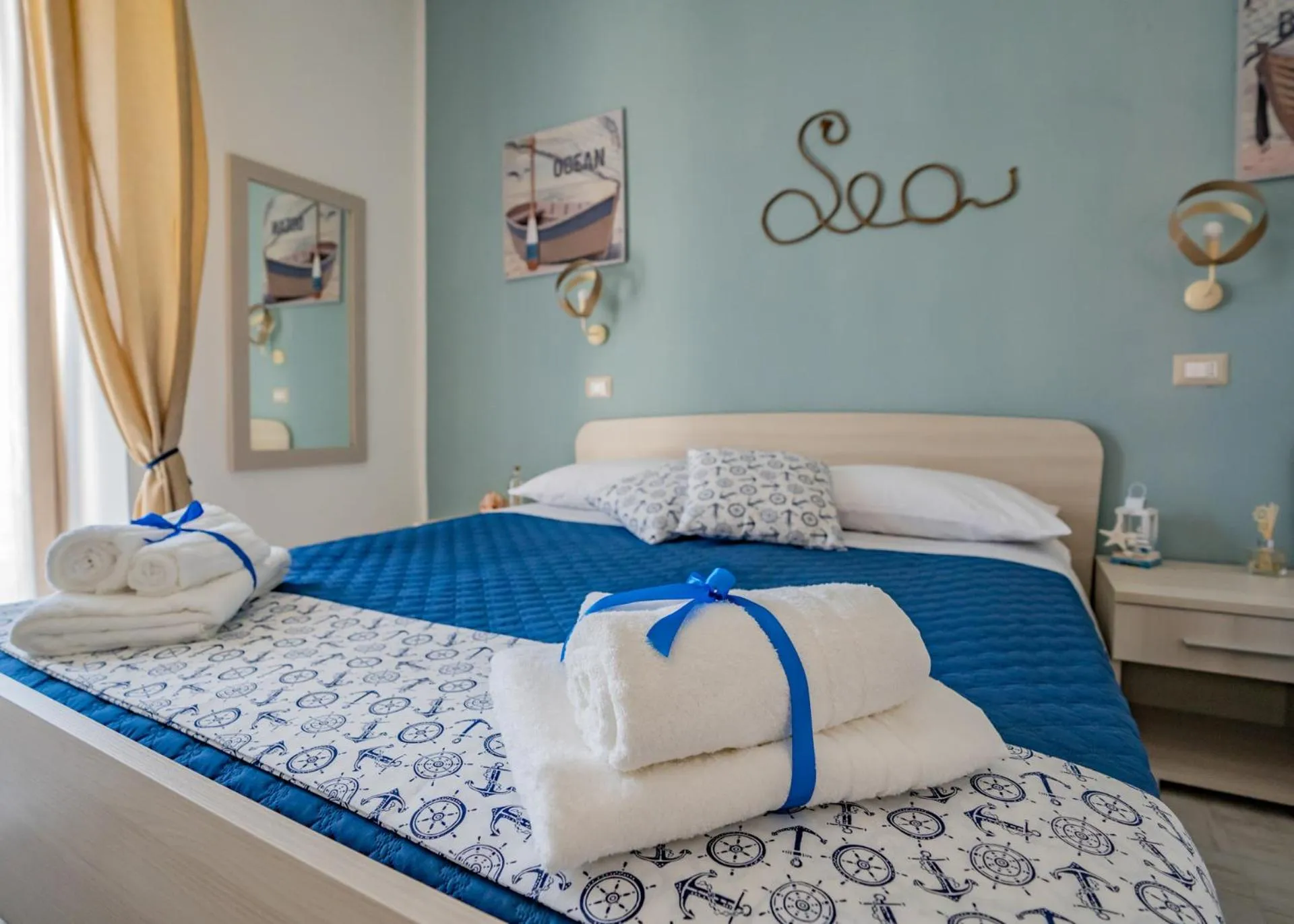 Photo of the whole room, Bed in Bebcatia