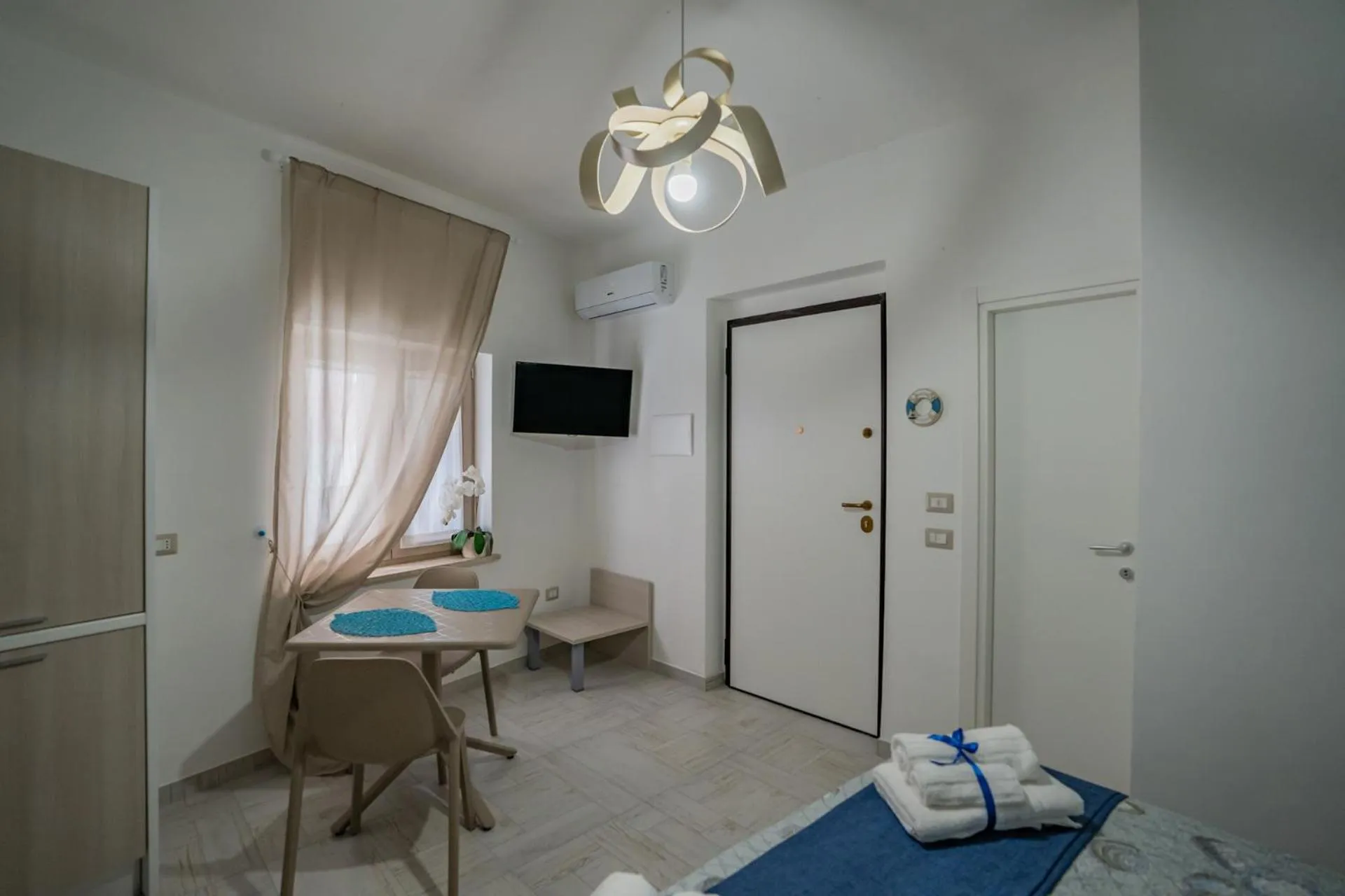 Seating area, Bed in Bebcatia