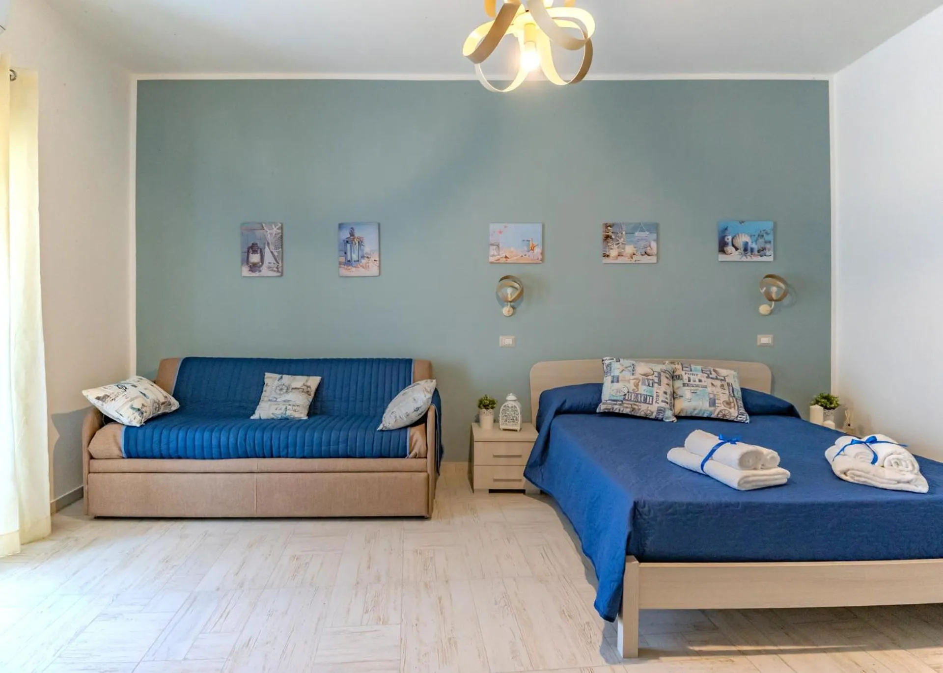 Photo of the whole room, Bed in Bebcatia