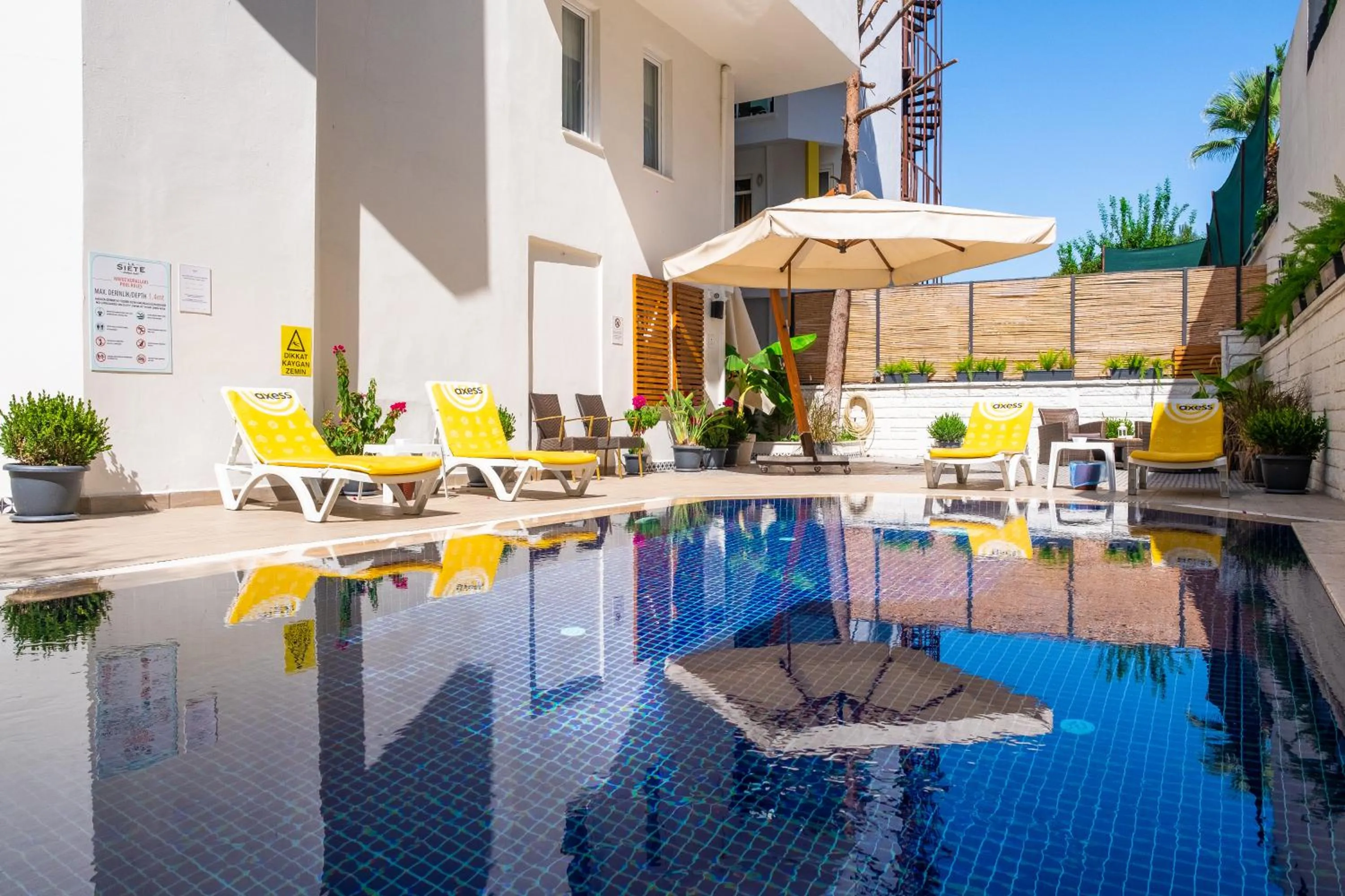 Swimming pool in Siete Hotel