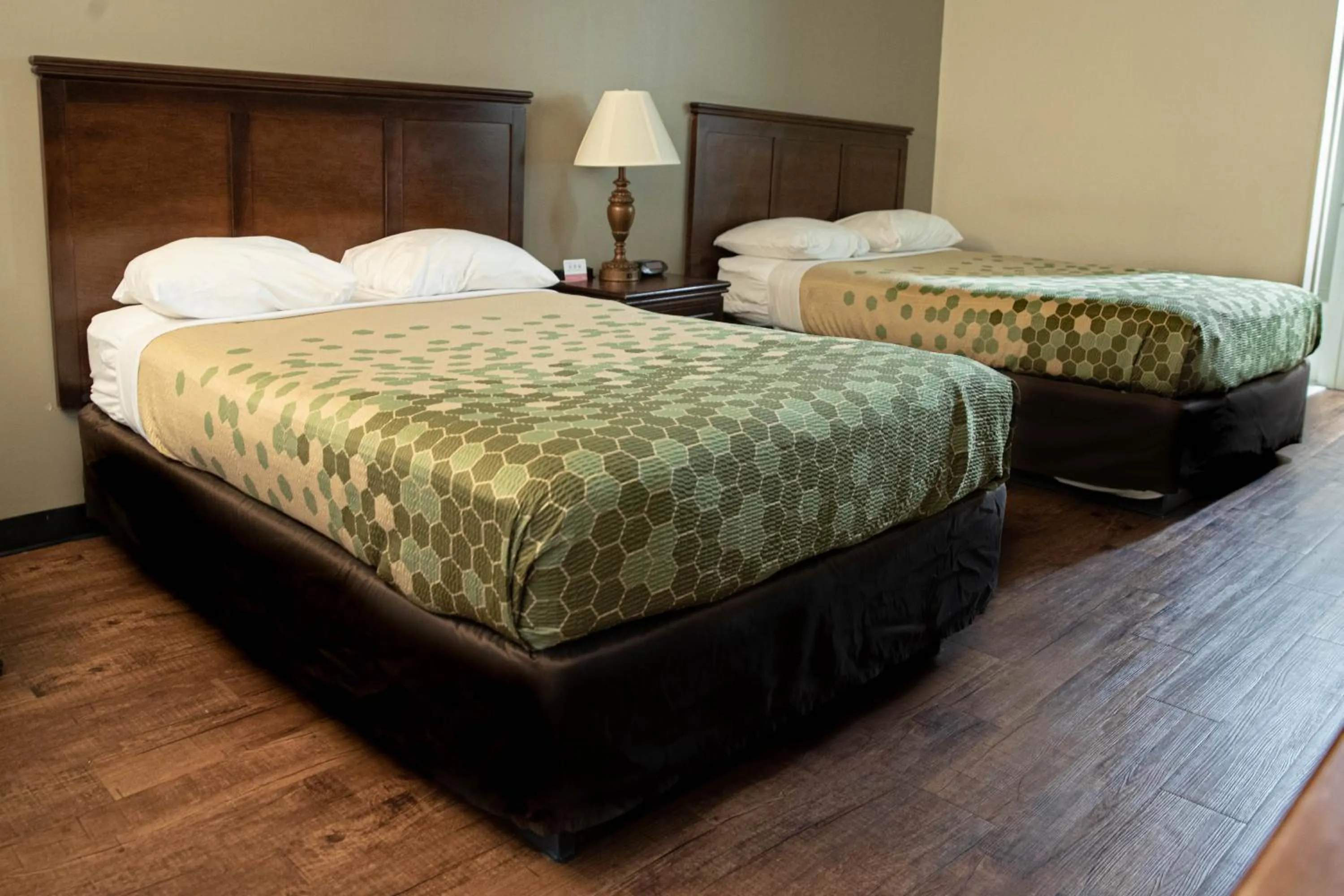 Bed in Econo Lodge Hopewell Near Fort Lee I-295