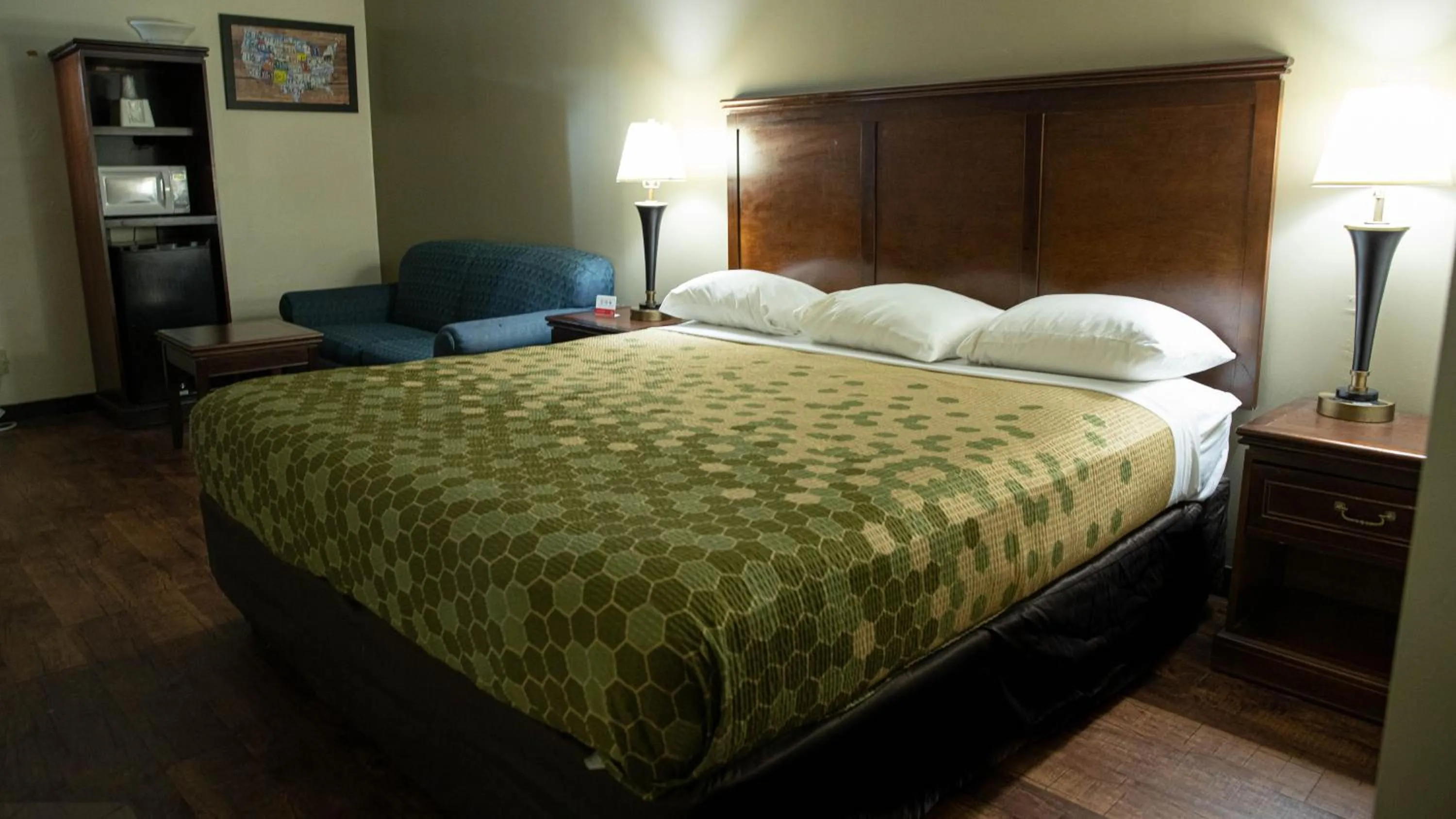 Bed in Econo Lodge Hopewell Near Fort Lee I-295