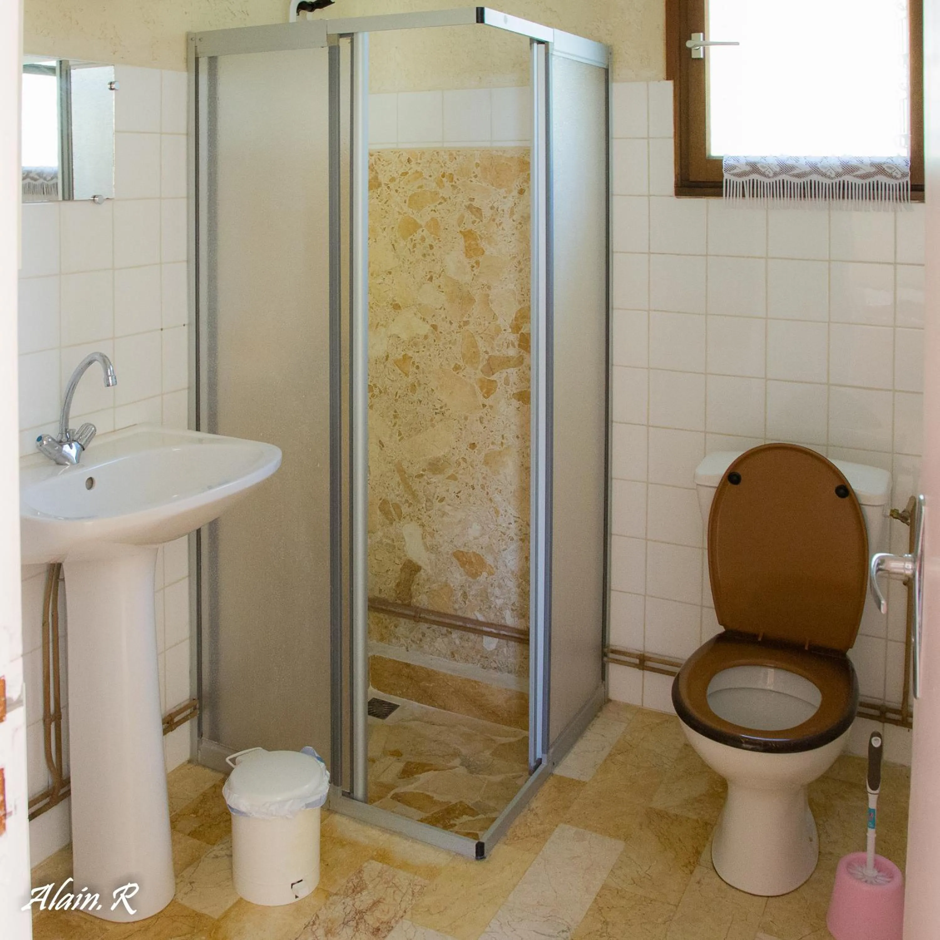 Shower in PARADISE CHALLETS AND CAMPING