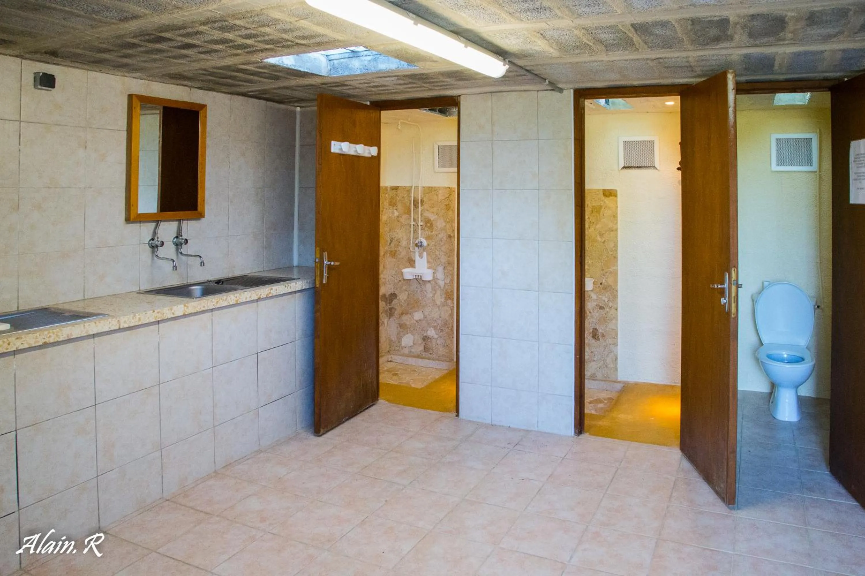 Shower in PARADISE CHALLETS AND CAMPING