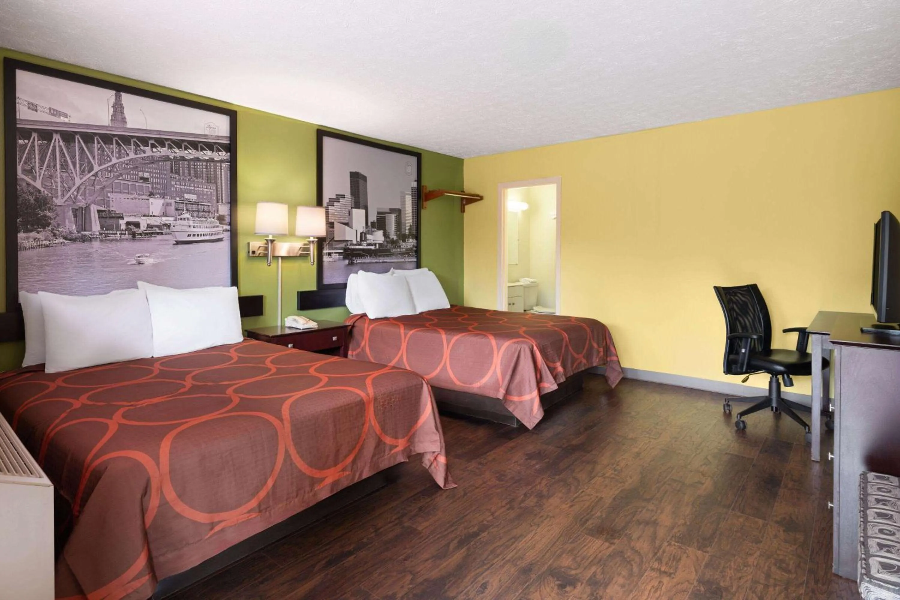 Photo of the whole room, Bed in Super 8 by Wyndham Youngstown Girard