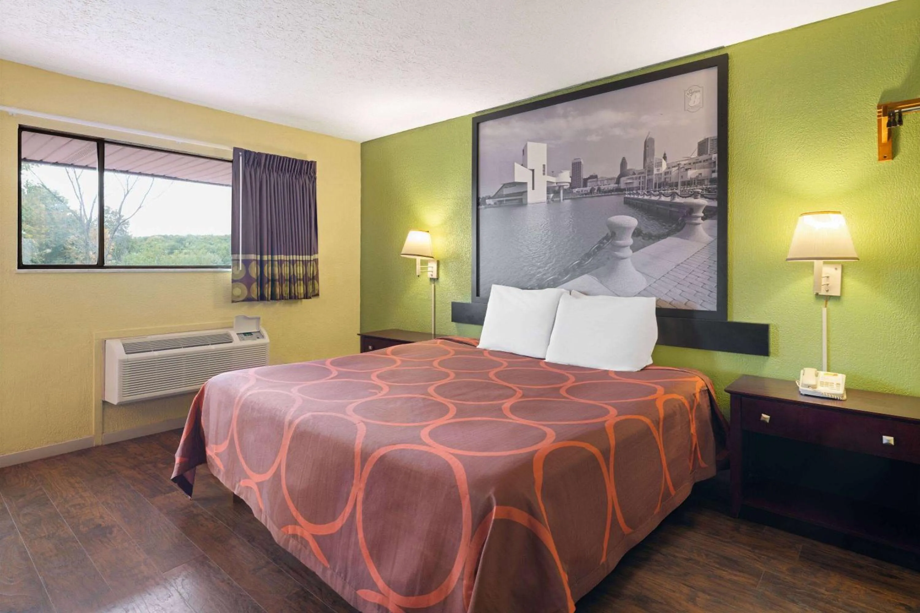 Photo of the whole room, Bed in Super 8 by Wyndham Youngstown Girard