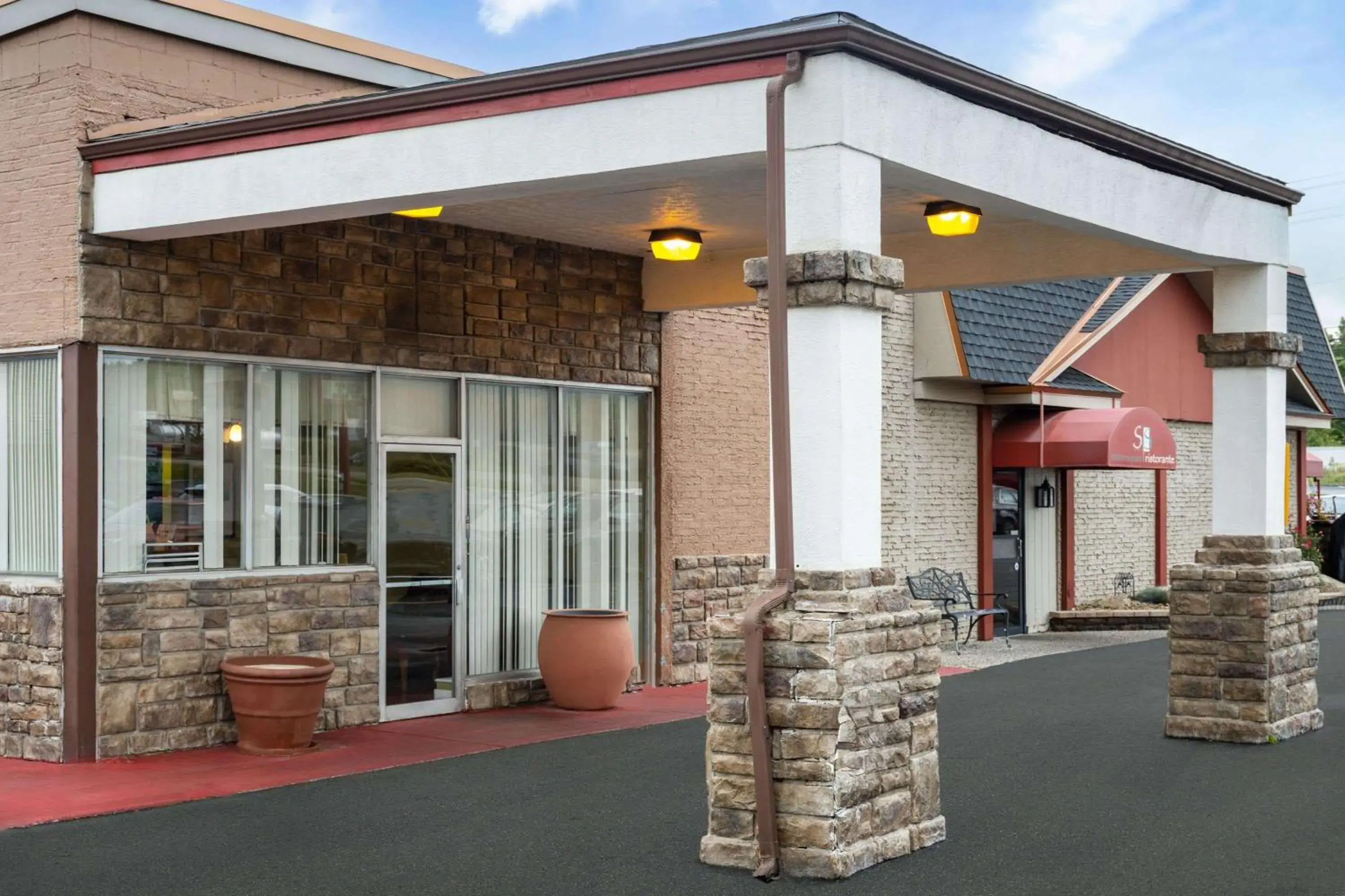 Property building in Super 8 by Wyndham Youngstown Girard Property building in Super 8 by Wyndham Youngstown Girard