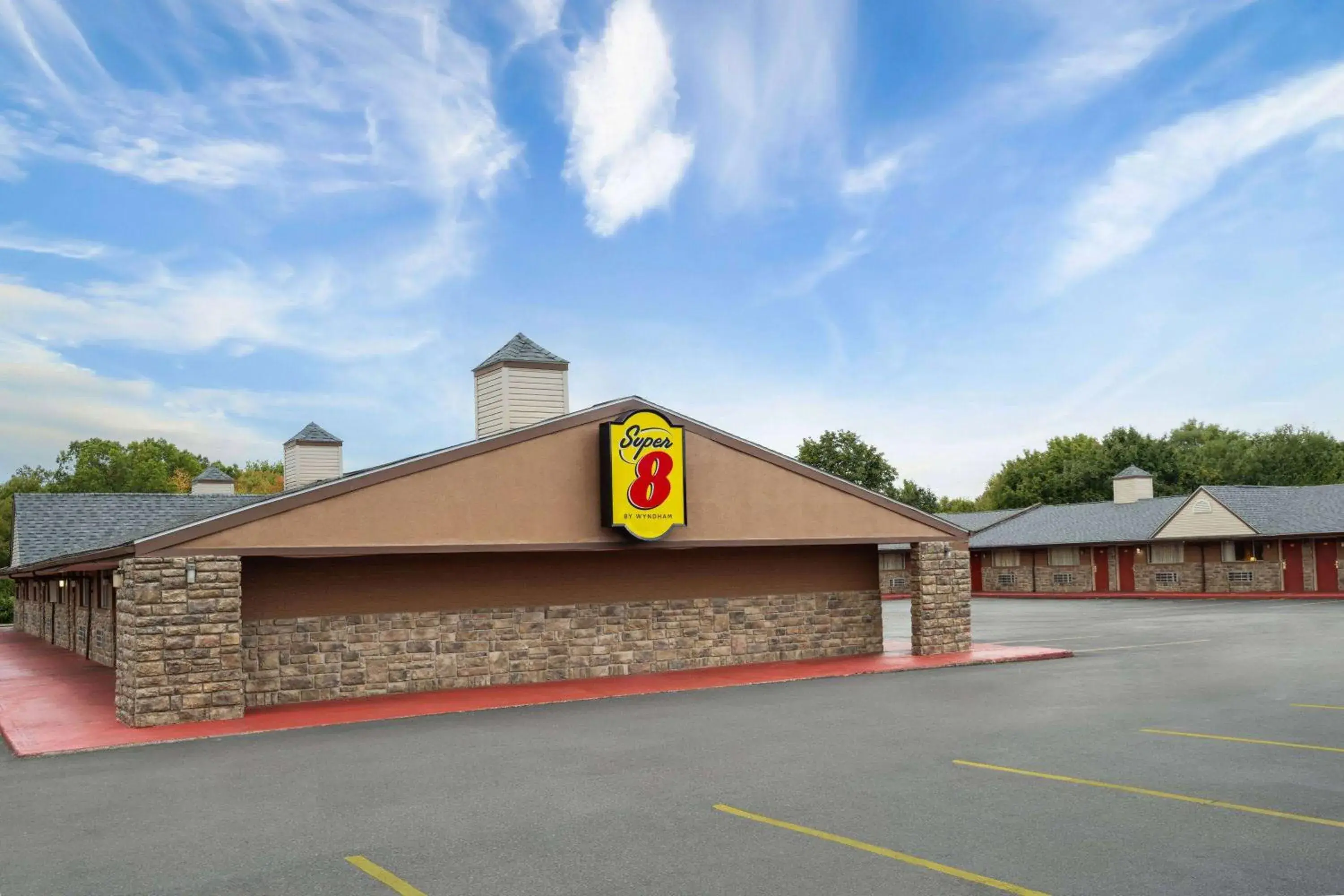 Property building in Super 8 by Wyndham Youngstown Girard Property building in Super 8 by Wyndham Youngstown Girard