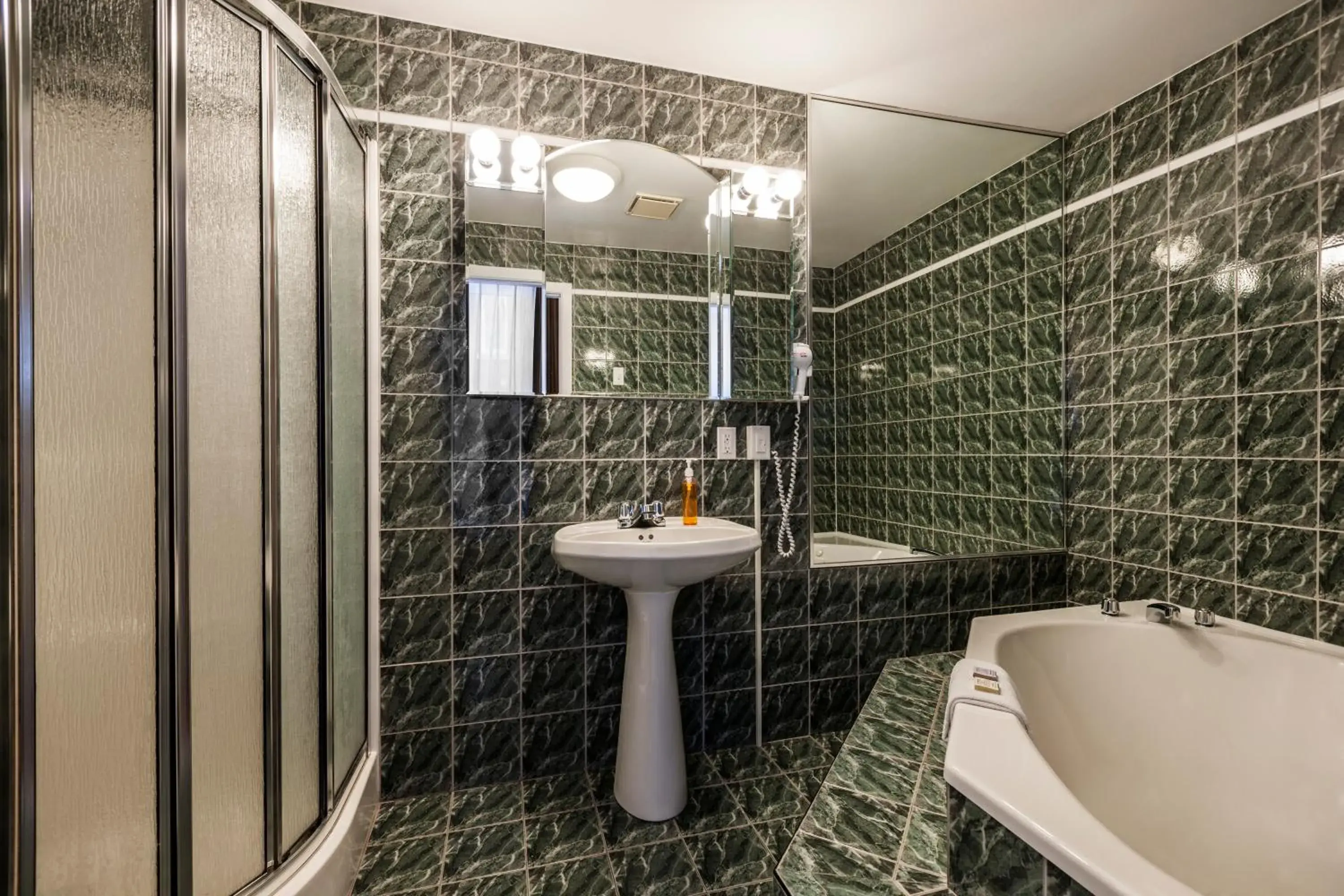 Bathroom in Hotel Chateau de l'Argoat