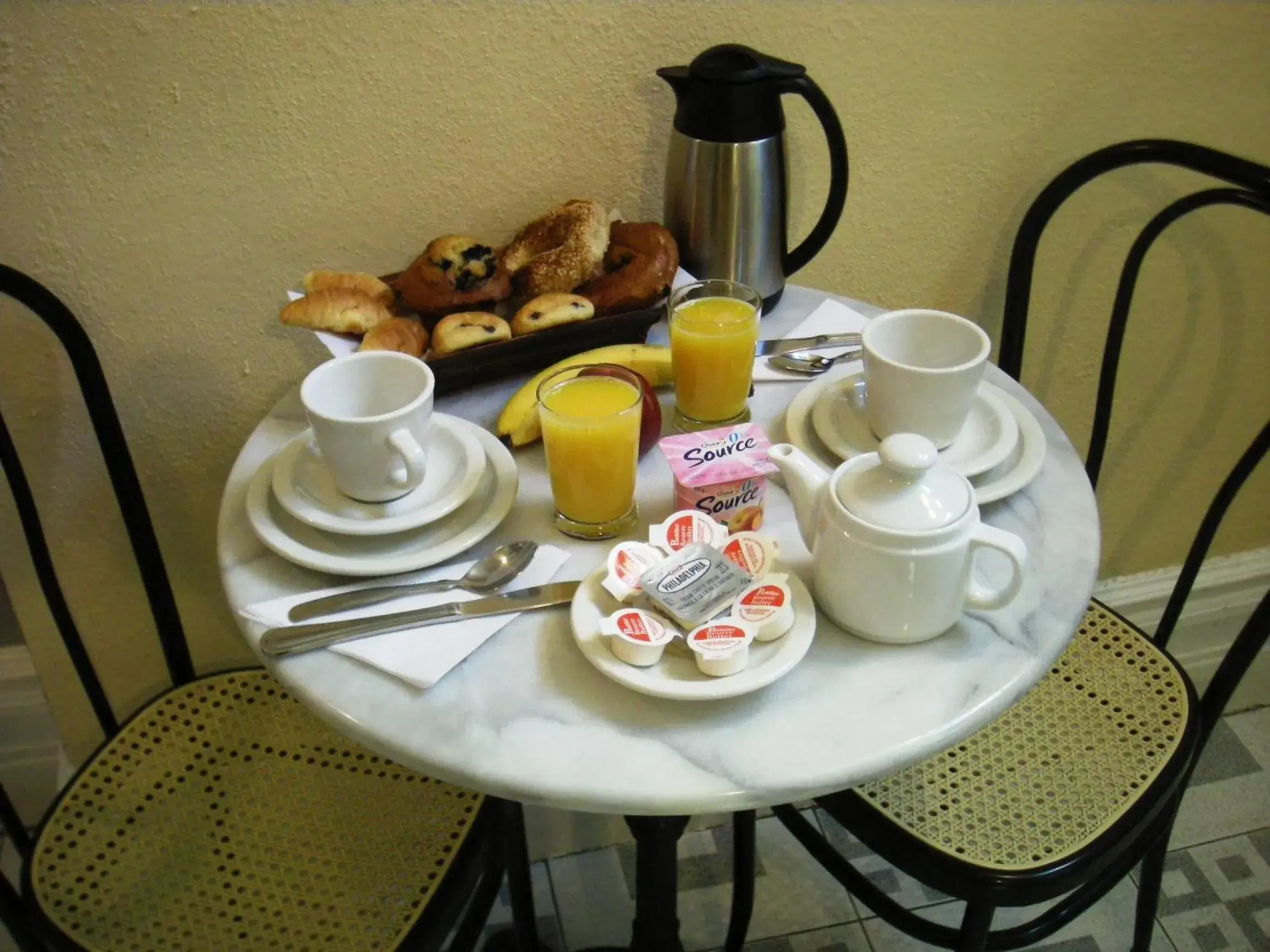 Breakfast in Hotel Chateau de l'Argoat