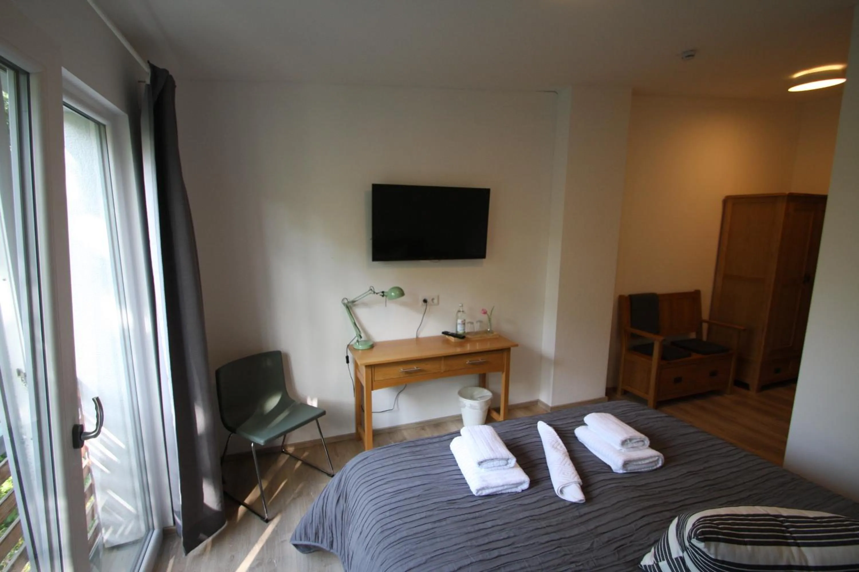 Communal lounge/ TV room, Bed in Zimmervermietung am Habsberg