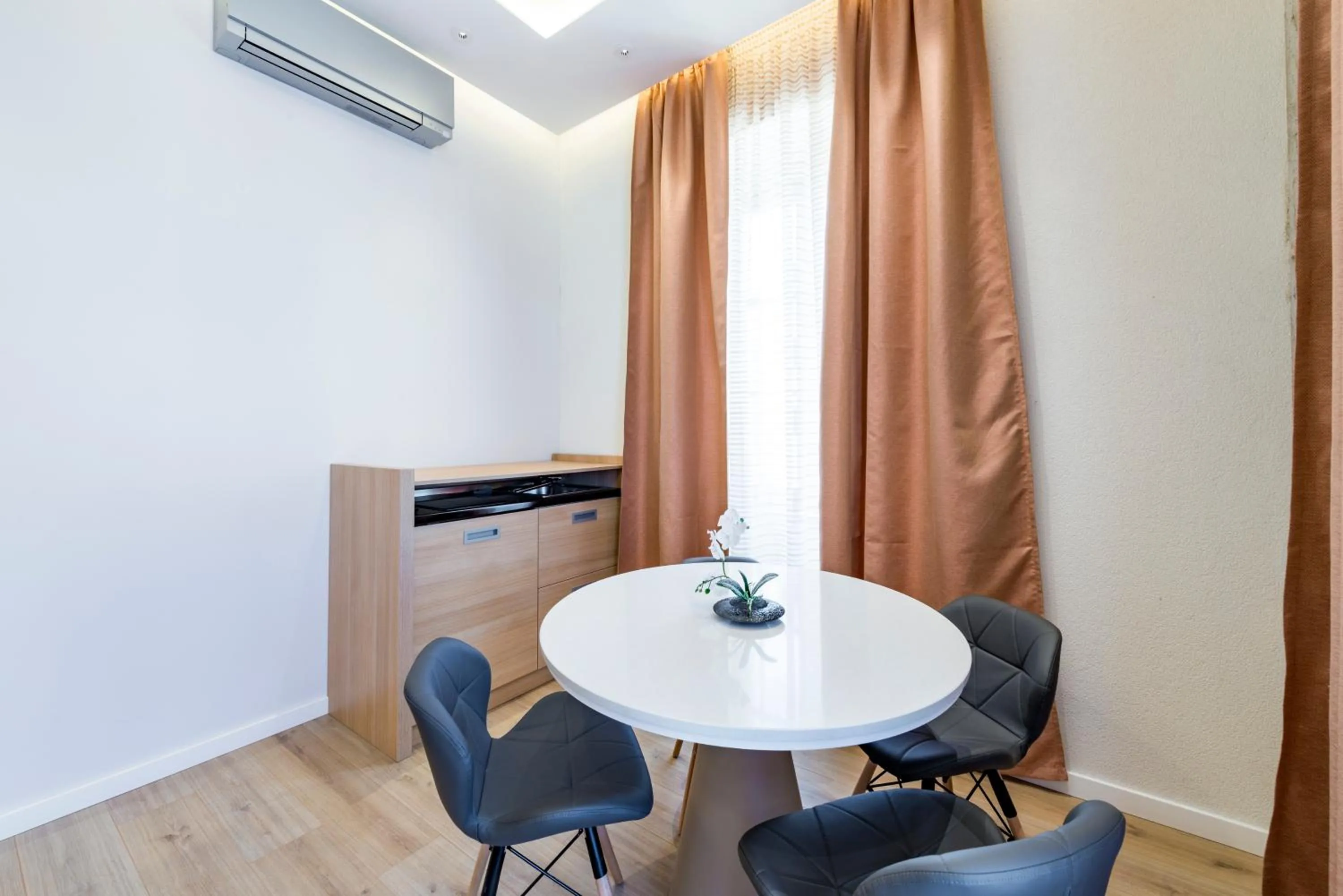 Kitchen or kitchenette in Casa Antika Suites