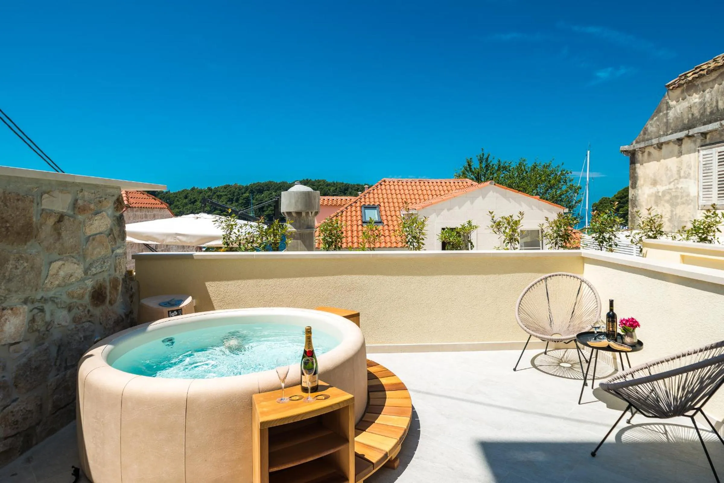 Hot Tub in Casa Antika Suites