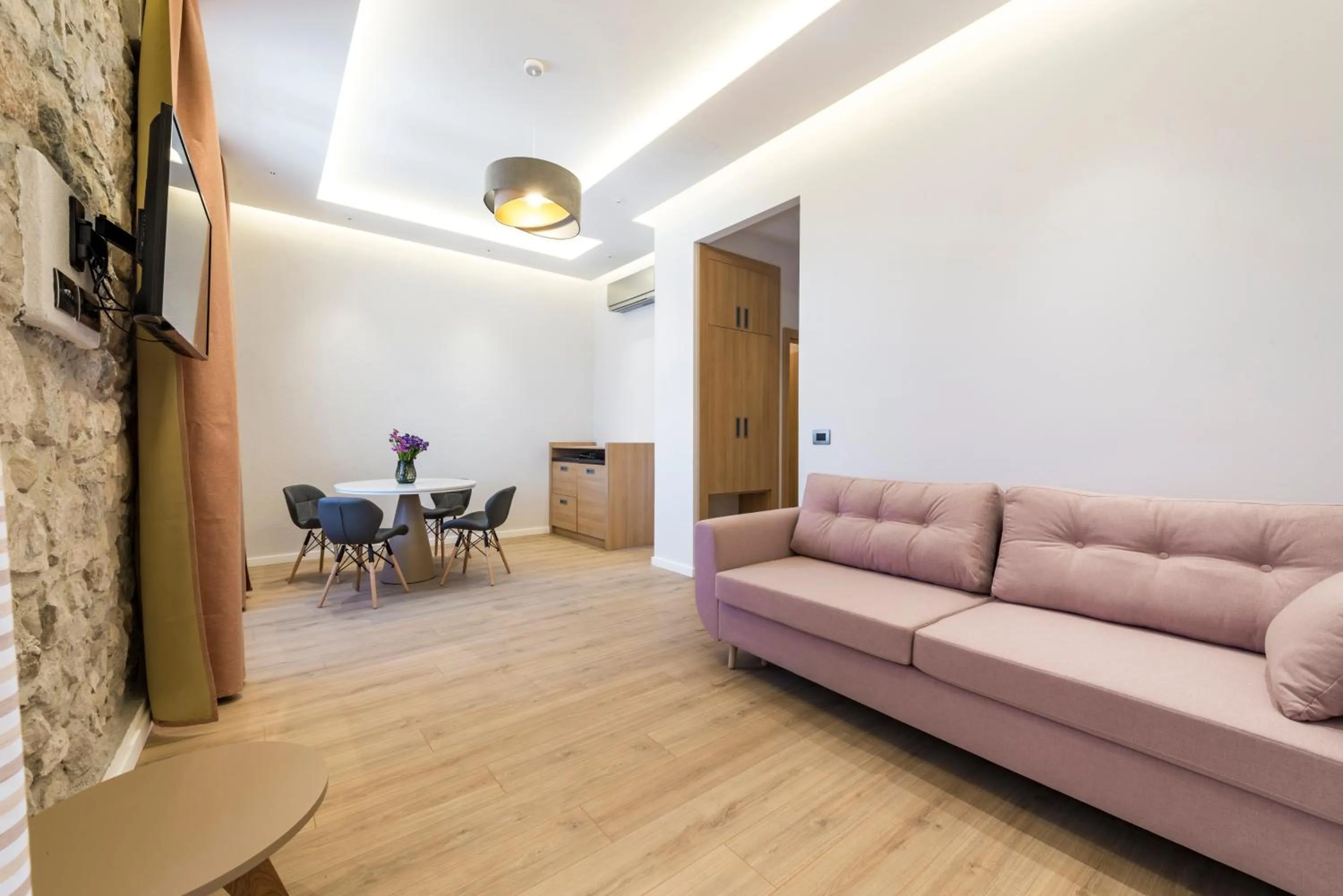 TV and multimedia in Casa Antika Suites