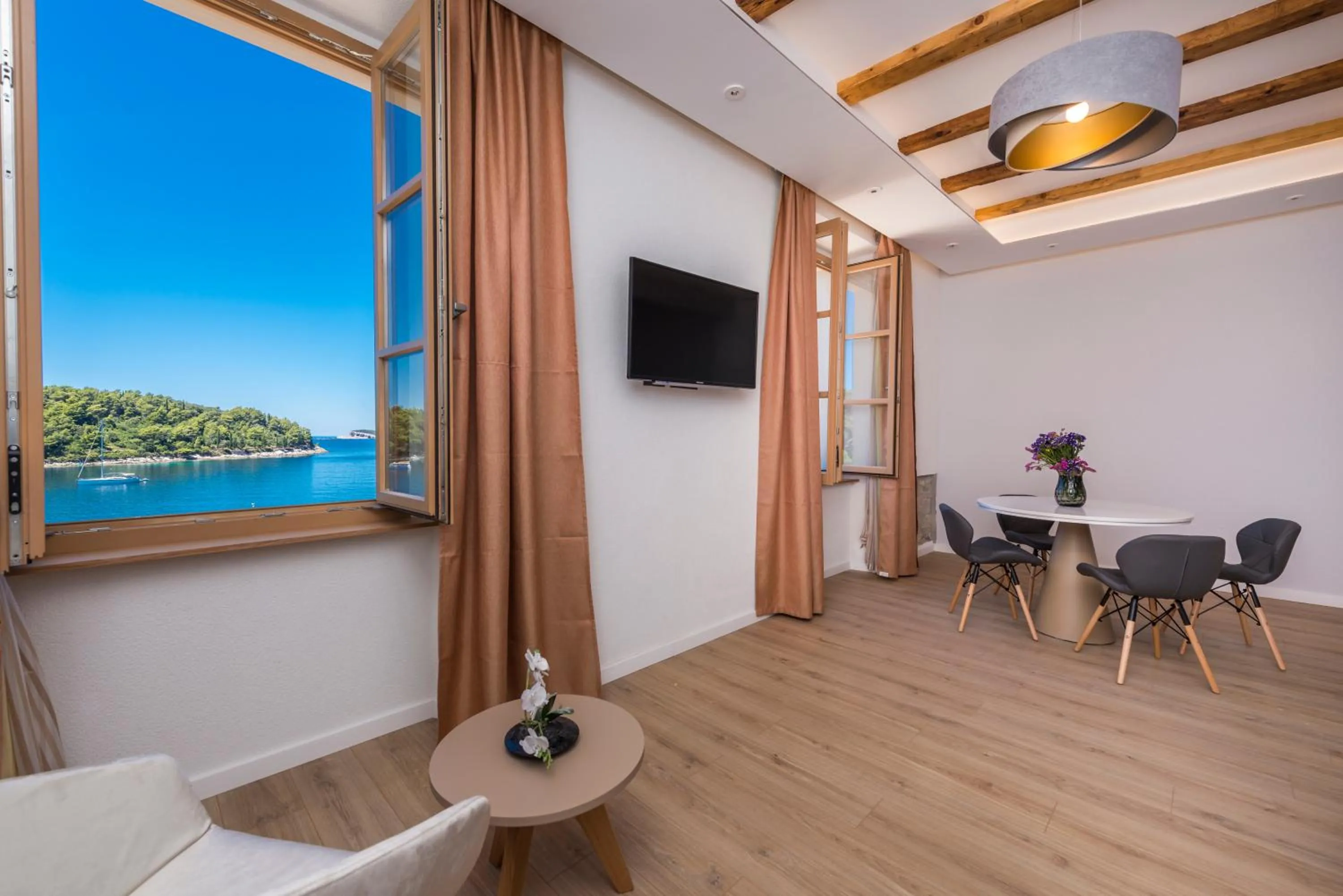 TV and multimedia in Casa Antika Suites