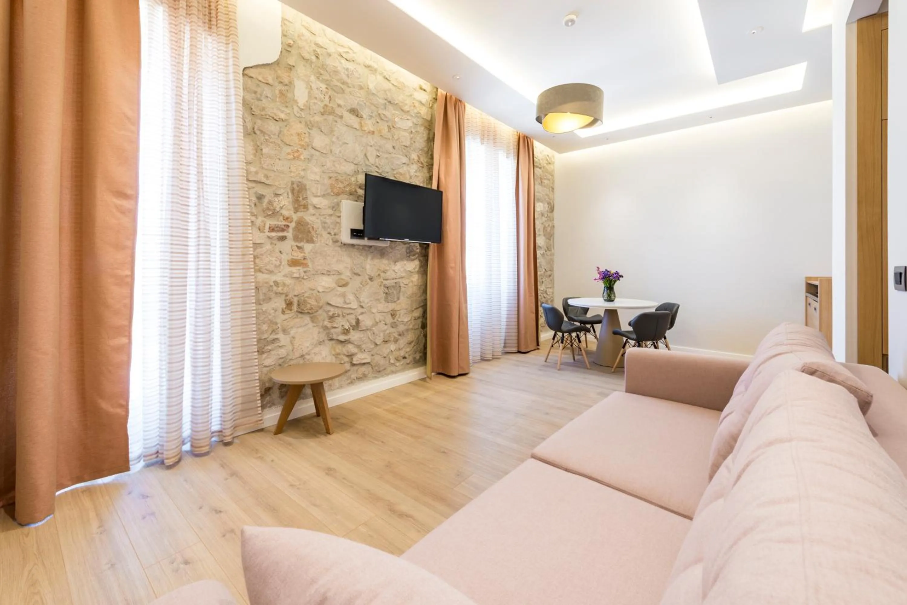 TV and multimedia in Casa Antika Suites