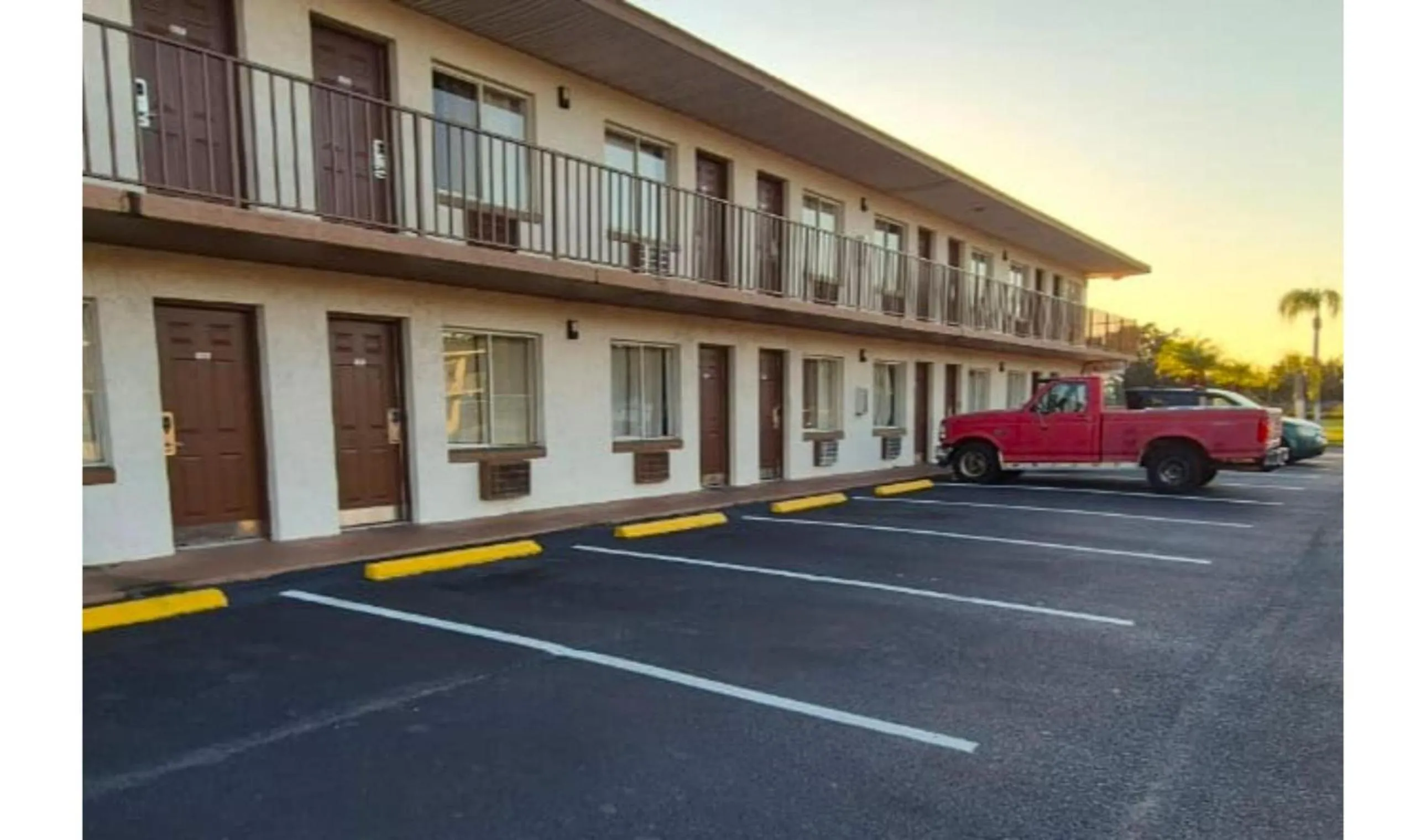 Parking in Central Motel Kissimmee Near Disney World