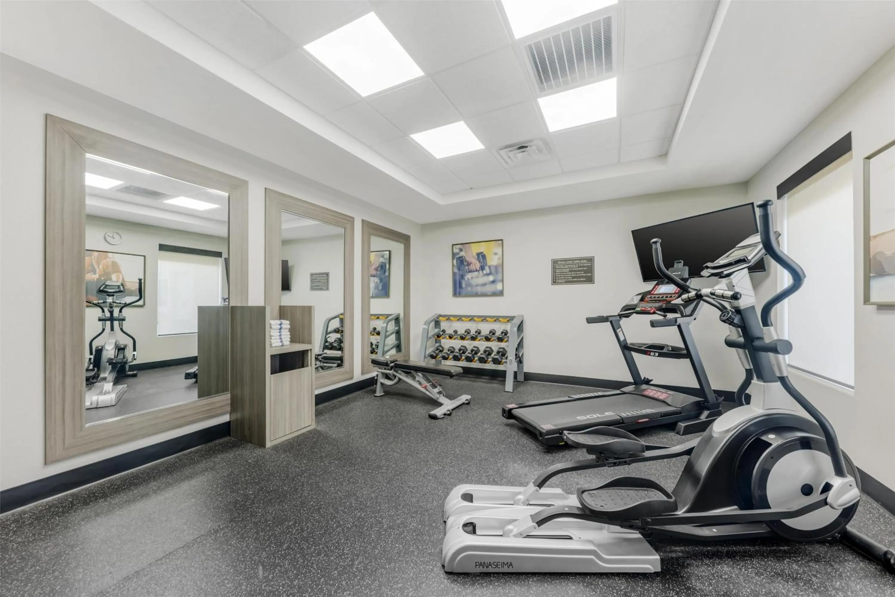 Fitness centre/facilities in Best Western Green Oak Inn & Suites