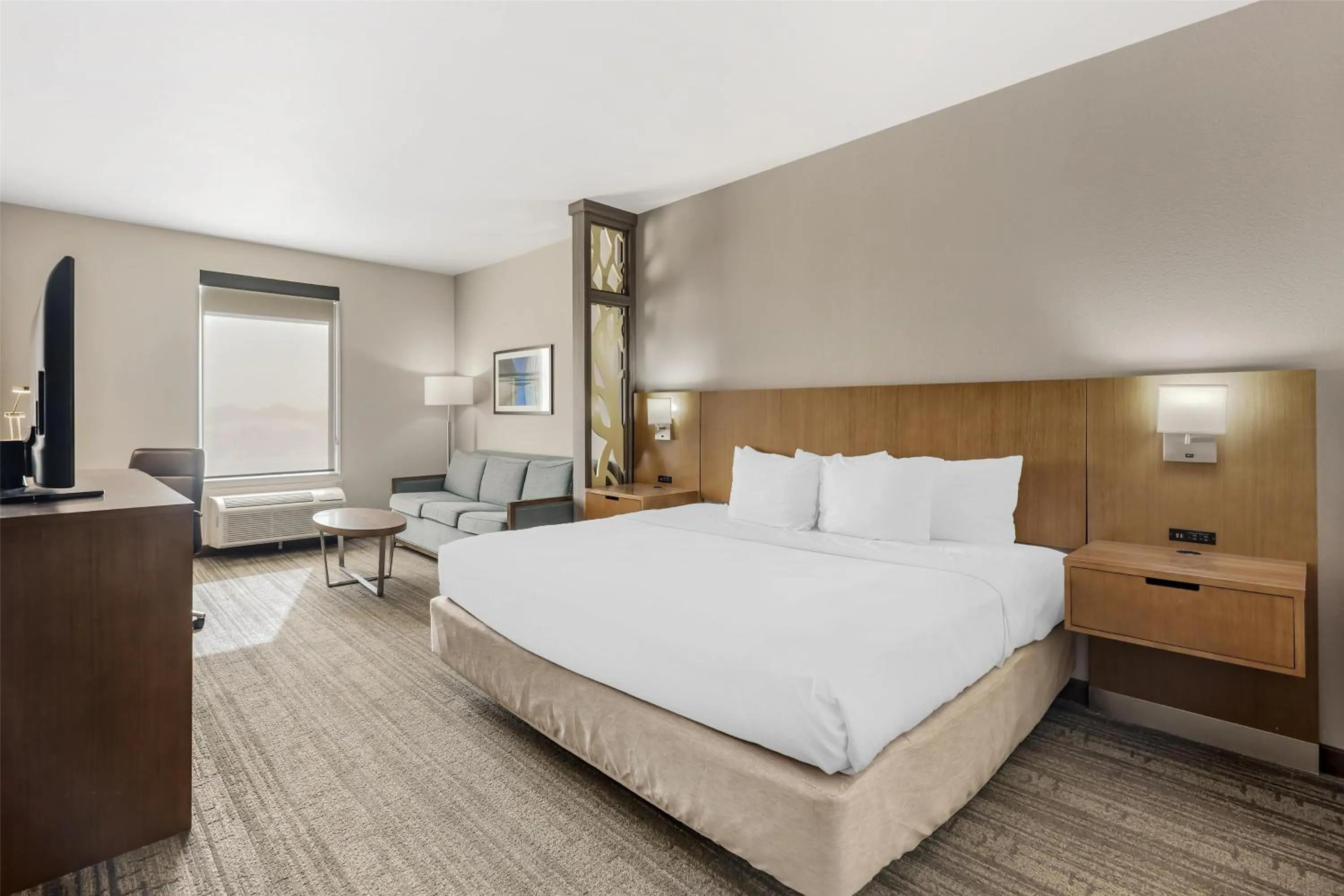 Bedroom, Bed in Best Western Green Oak Inn & Suites