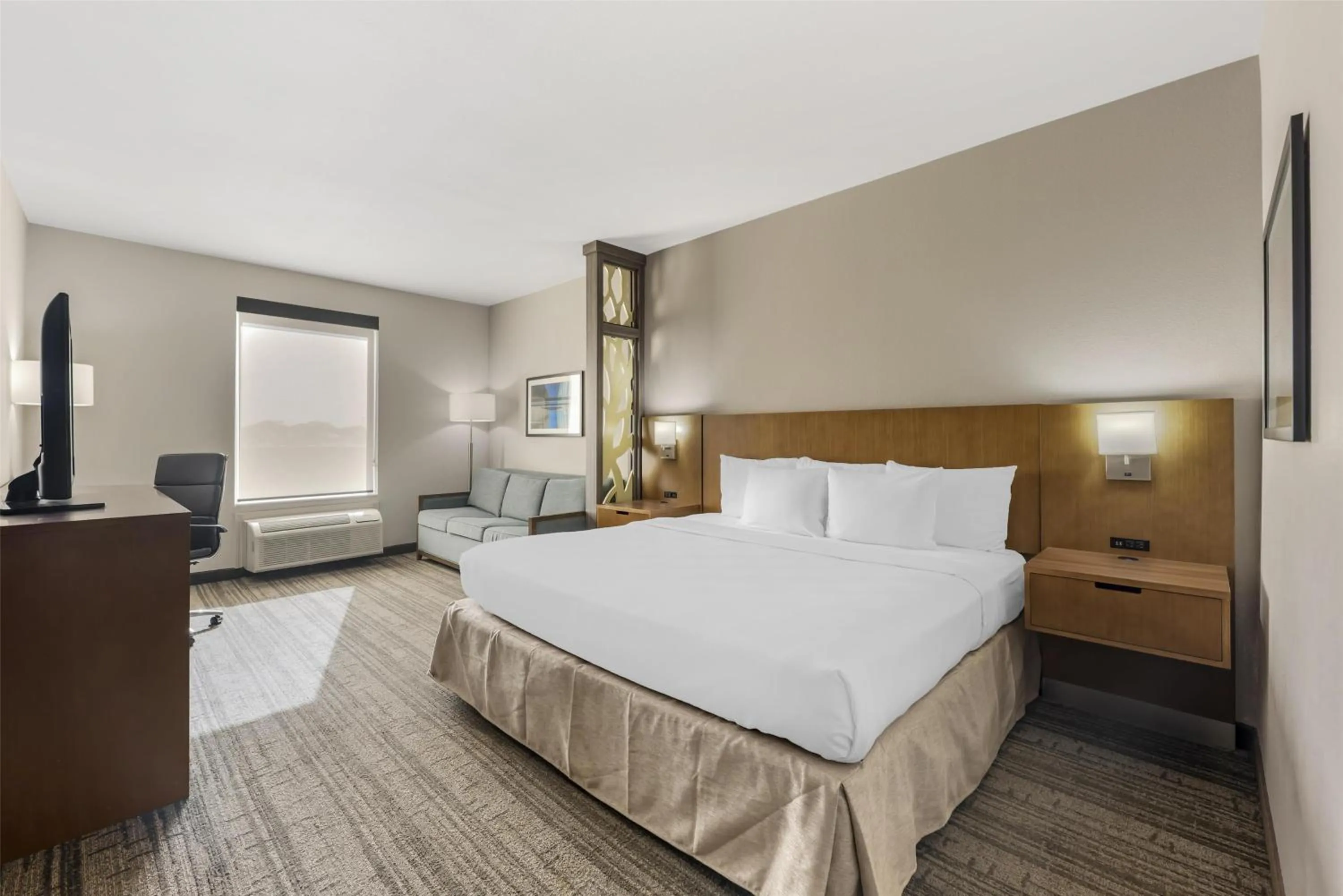 Bedroom, Bed in Best Western Green Oak Inn & Suites