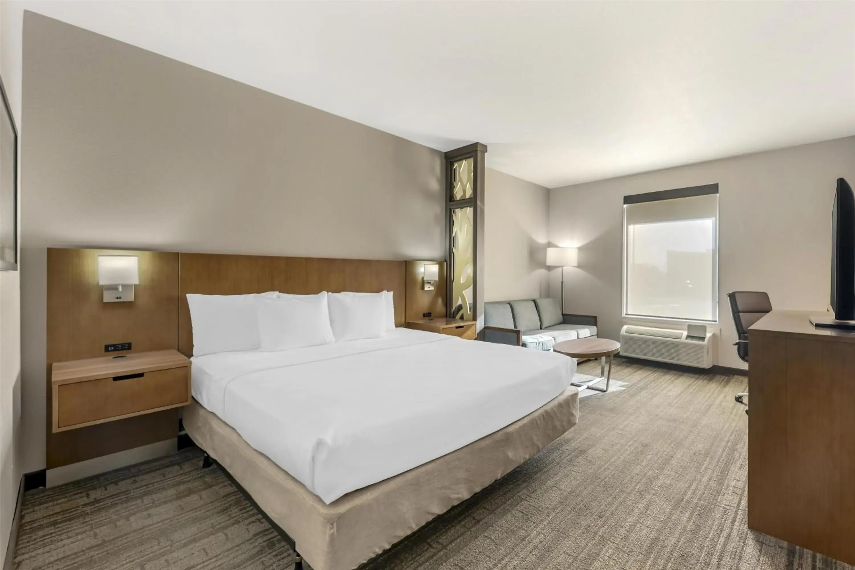 King Room with Mobility Accessible Roll-In Shower in Best Western Green Oak Inn & Suites King Room with Mobility Accessible Roll-In Shower in Best Western Green Oak Inn & Suites