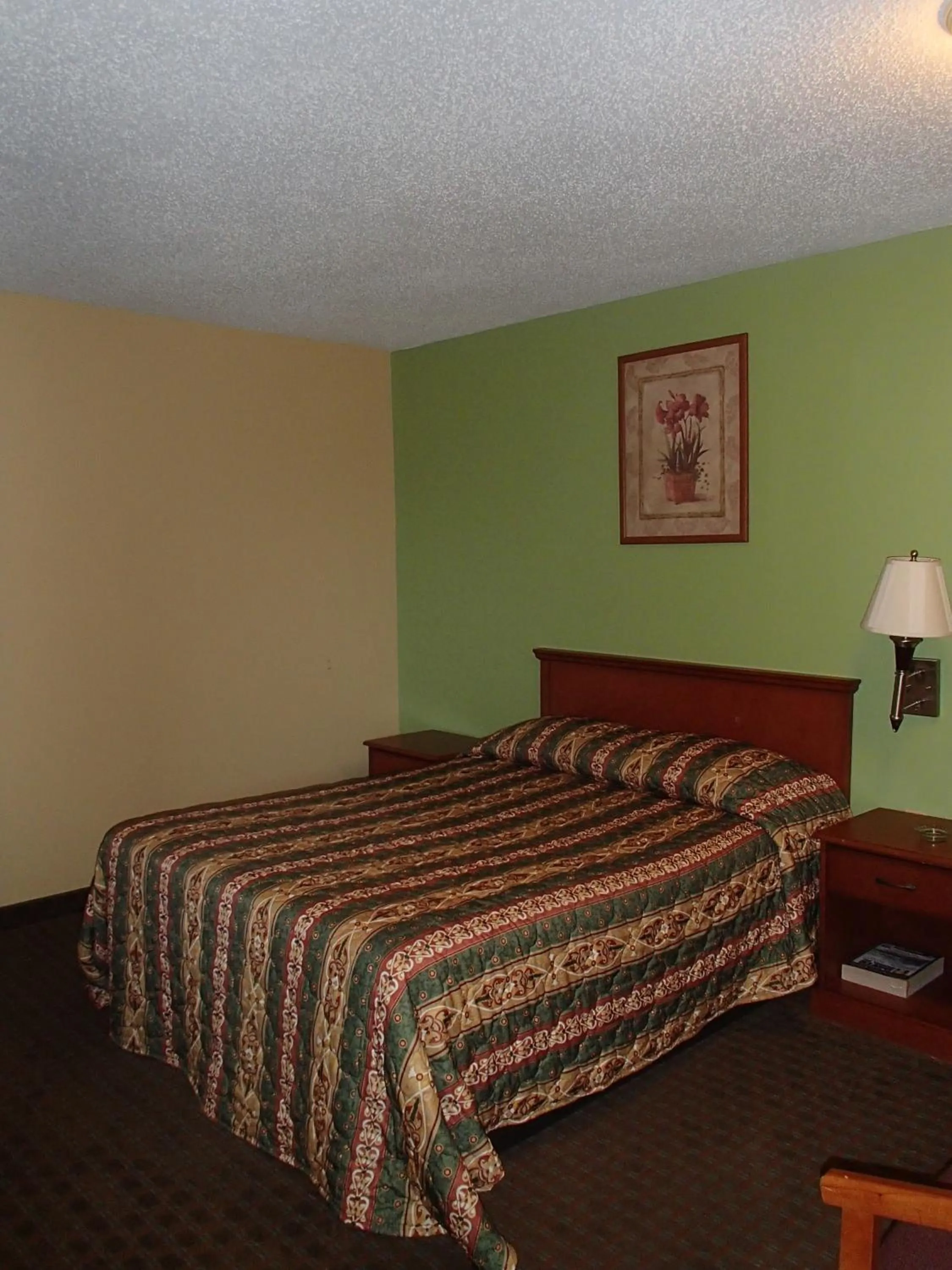 Bed in Royal Inn Of New Orleans