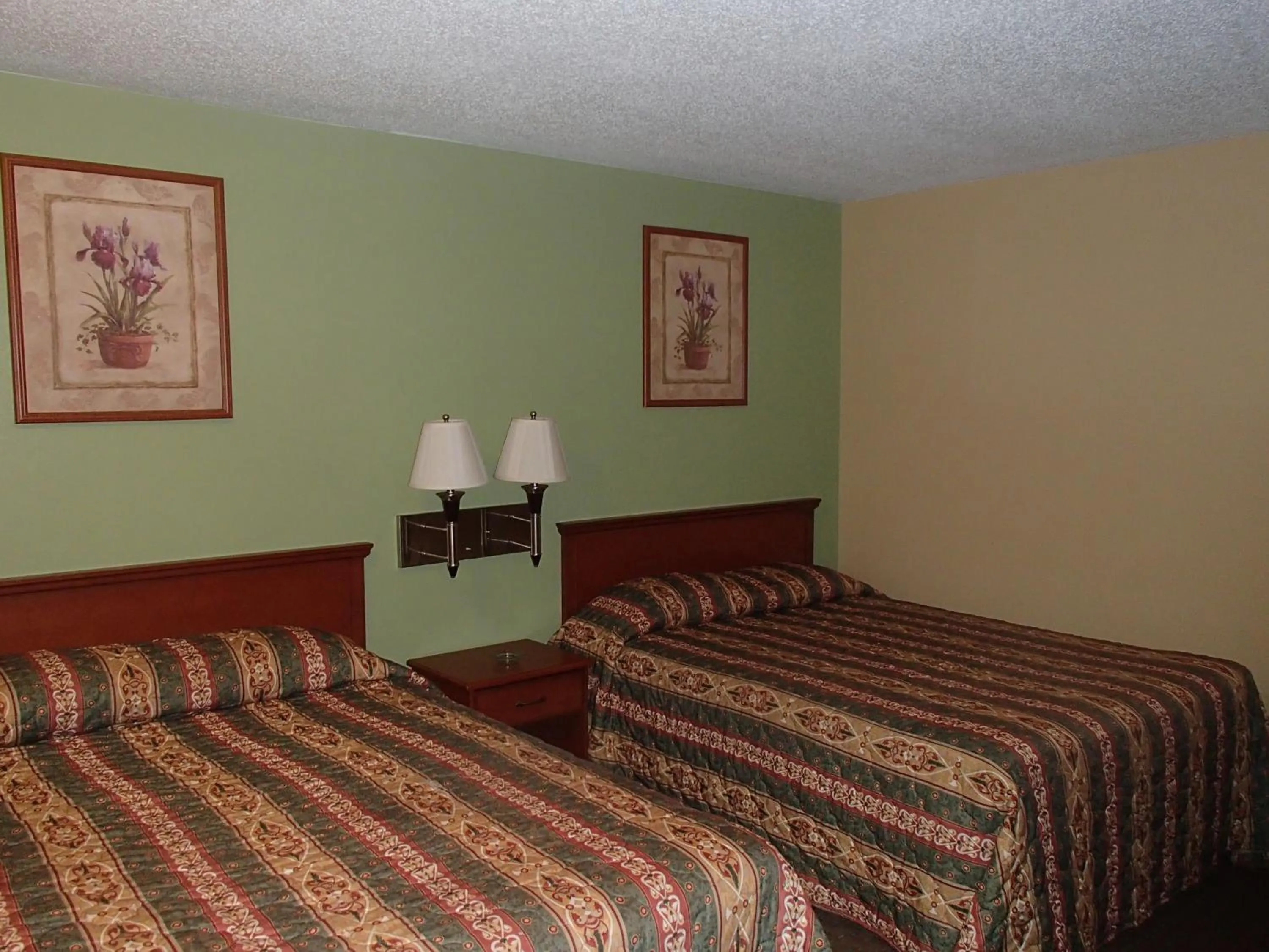 Bed in Royal Inn Of New Orleans