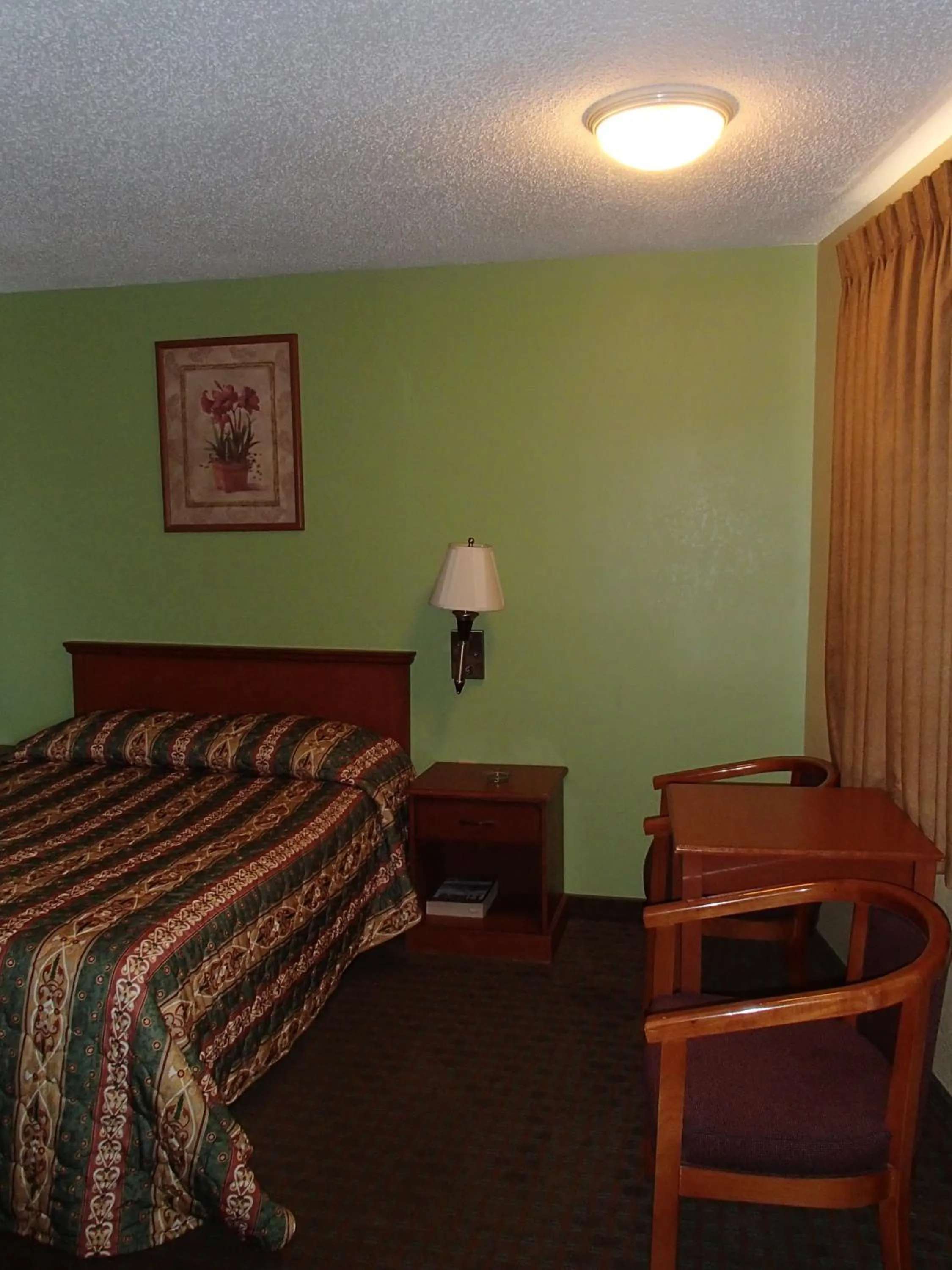 Photo of the whole room, Bed in Royal Inn Of New Orleans