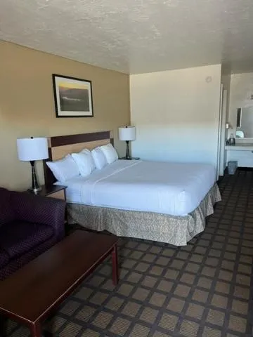 Bed in Americas Best Value Inn Wendover