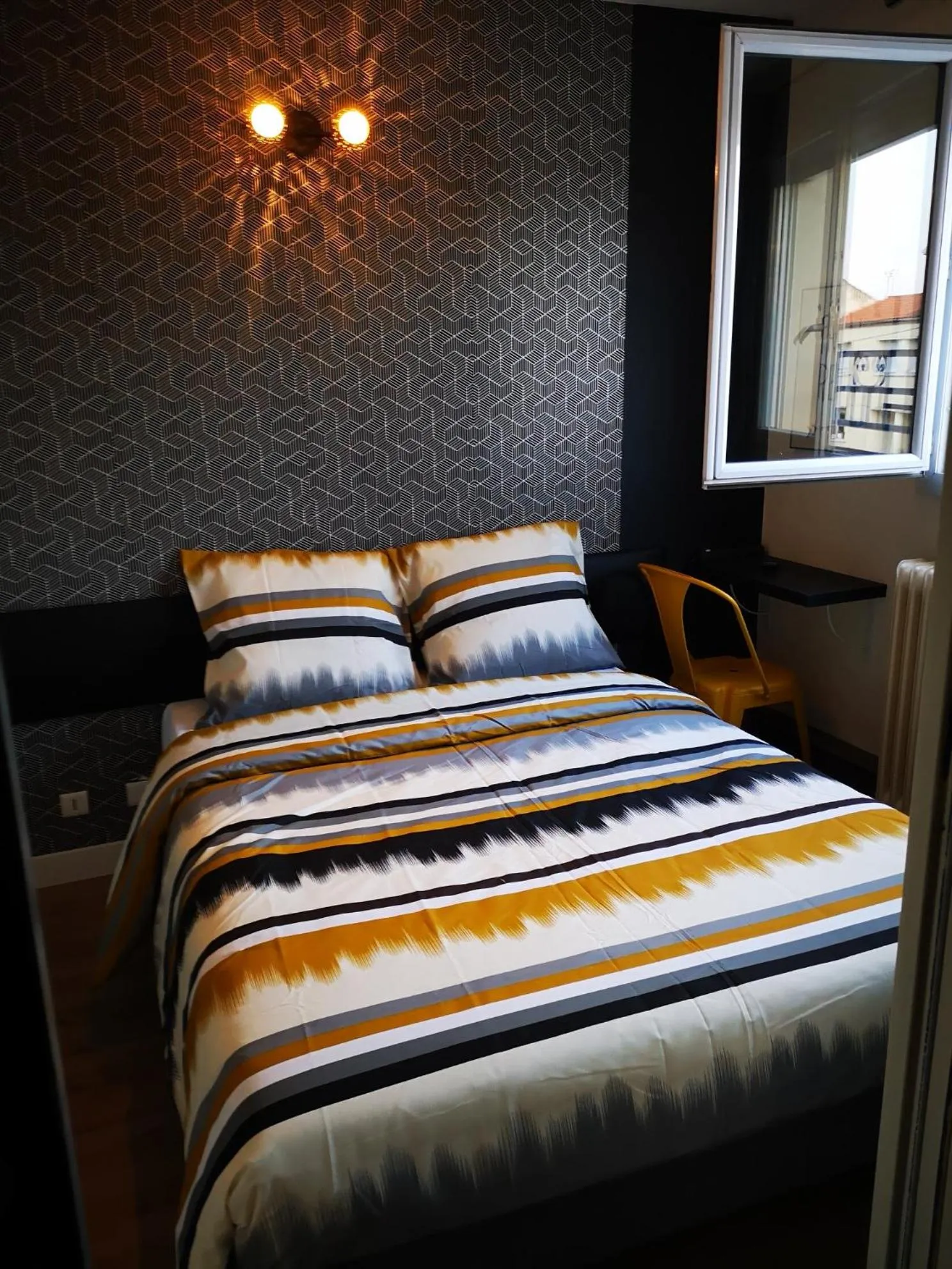 Bed in Hôtel Brasserie L'ESCALE, secteur Gare de Bergerac