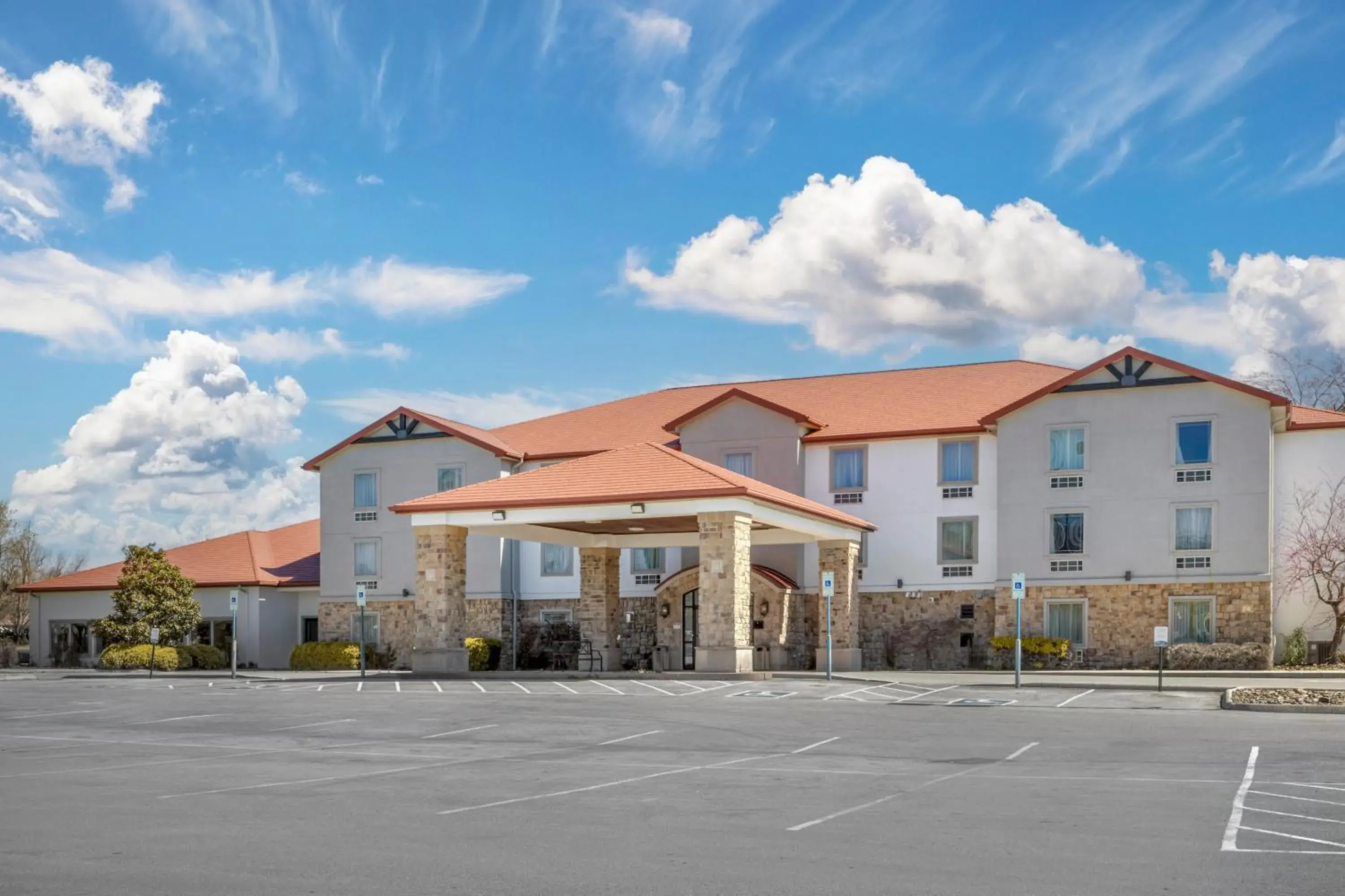 Property building in Quality Inn & Suites Monterey, TN - Crossville, TN Property building in Quality Inn & Suites Monterey, TN - Crossville, TN