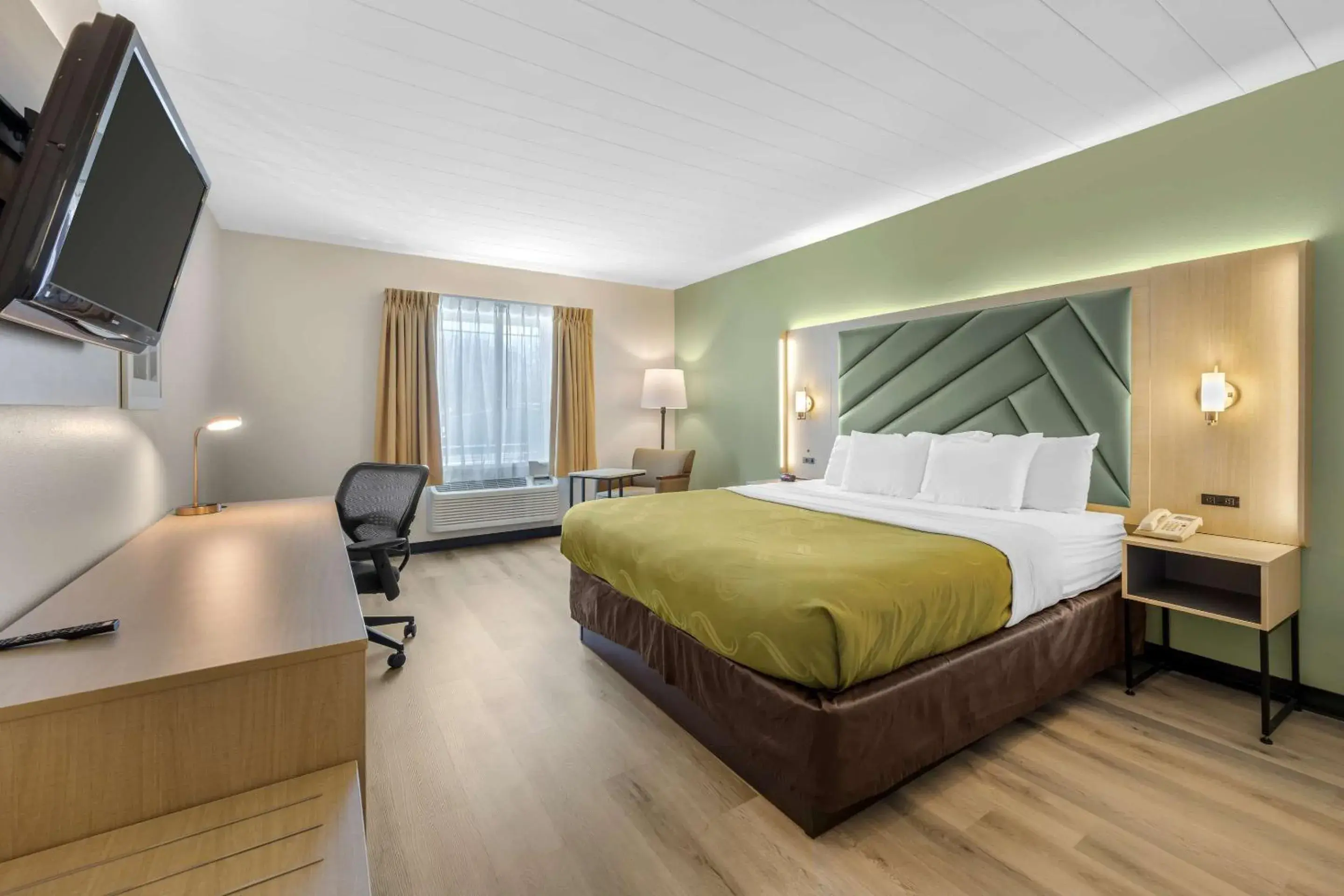 Bedroom, Bed in Quality Inn & Suites Monterey, TN - Crossville, TN Bedroom, Bed in Quality Inn & Suites Monterey, TN - Crossville, TN