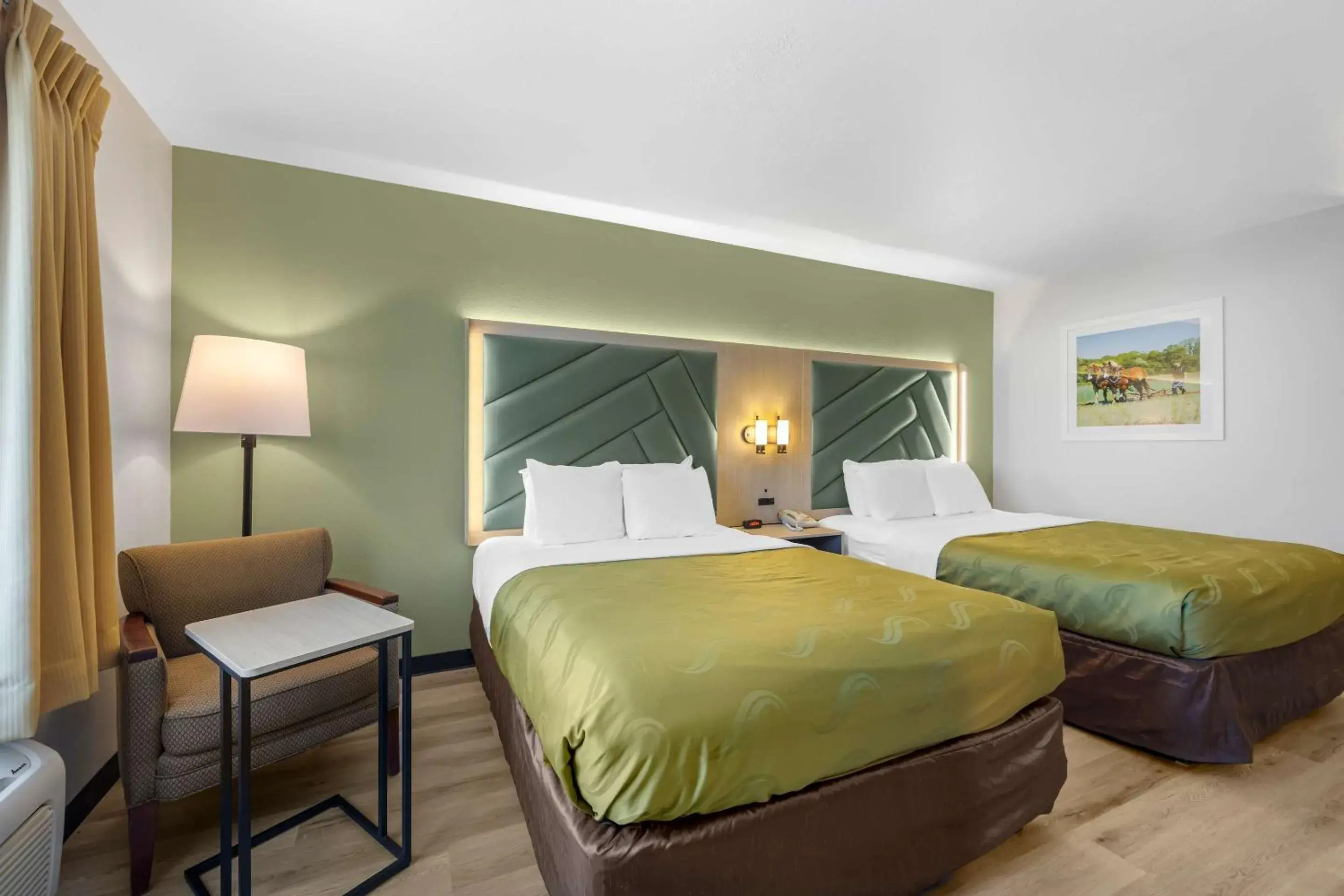 Bedroom, Bed in Quality Inn & Suites Monterey, TN - Crossville, TN Bedroom, Bed in Quality Inn & Suites Monterey, TN - Crossville, TN