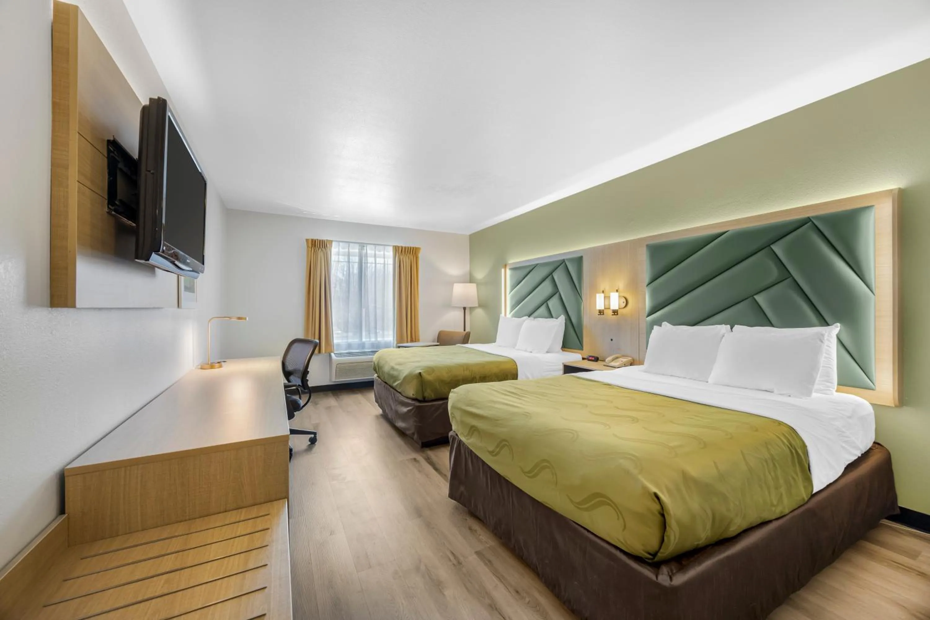 TV and multimedia, Bed in Quality Inn & Suites Monterey I-40