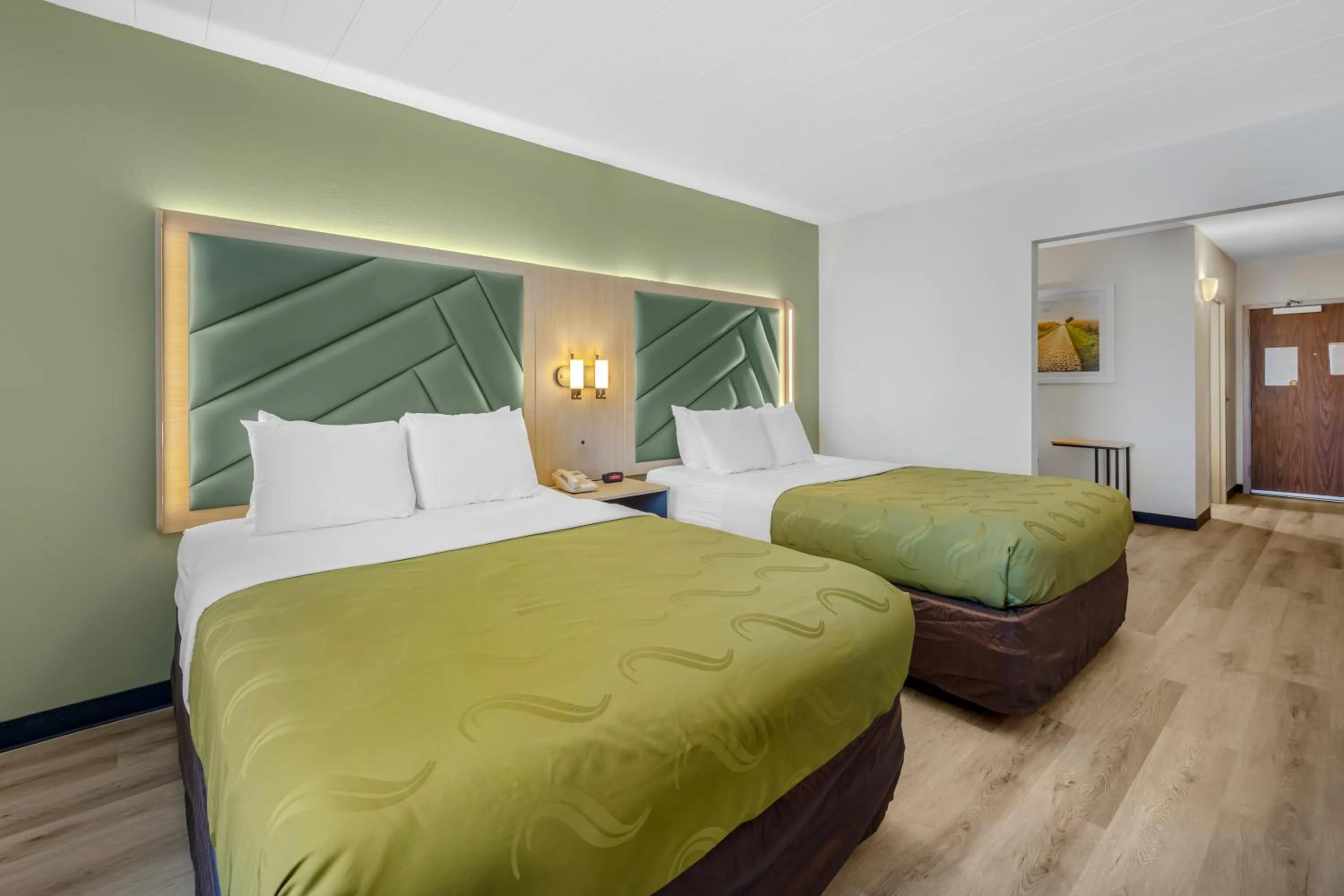 Bed in Quality Inn & Suites Monterey I-40