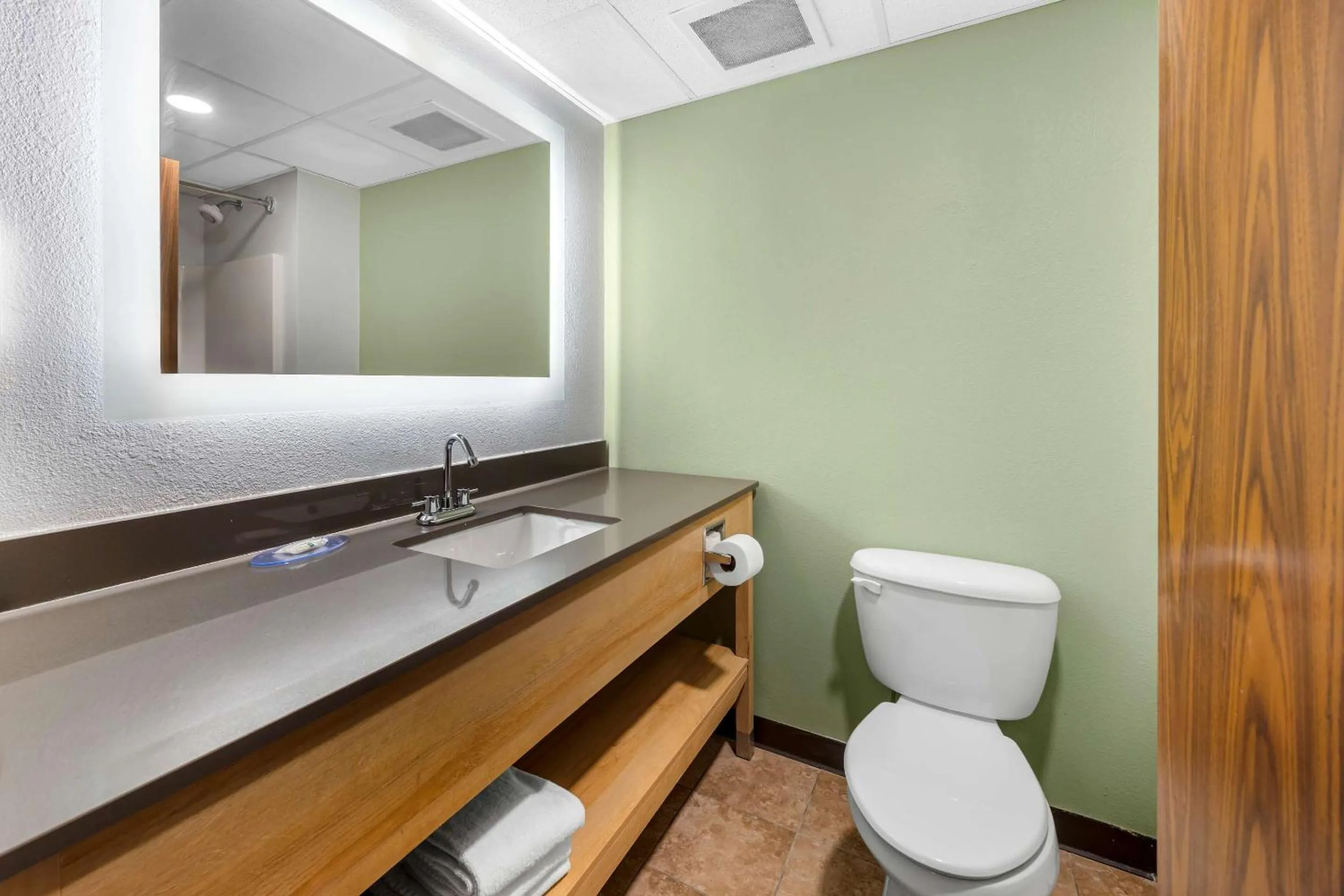 Bedroom in Quality Inn & Suites Monterey I-40