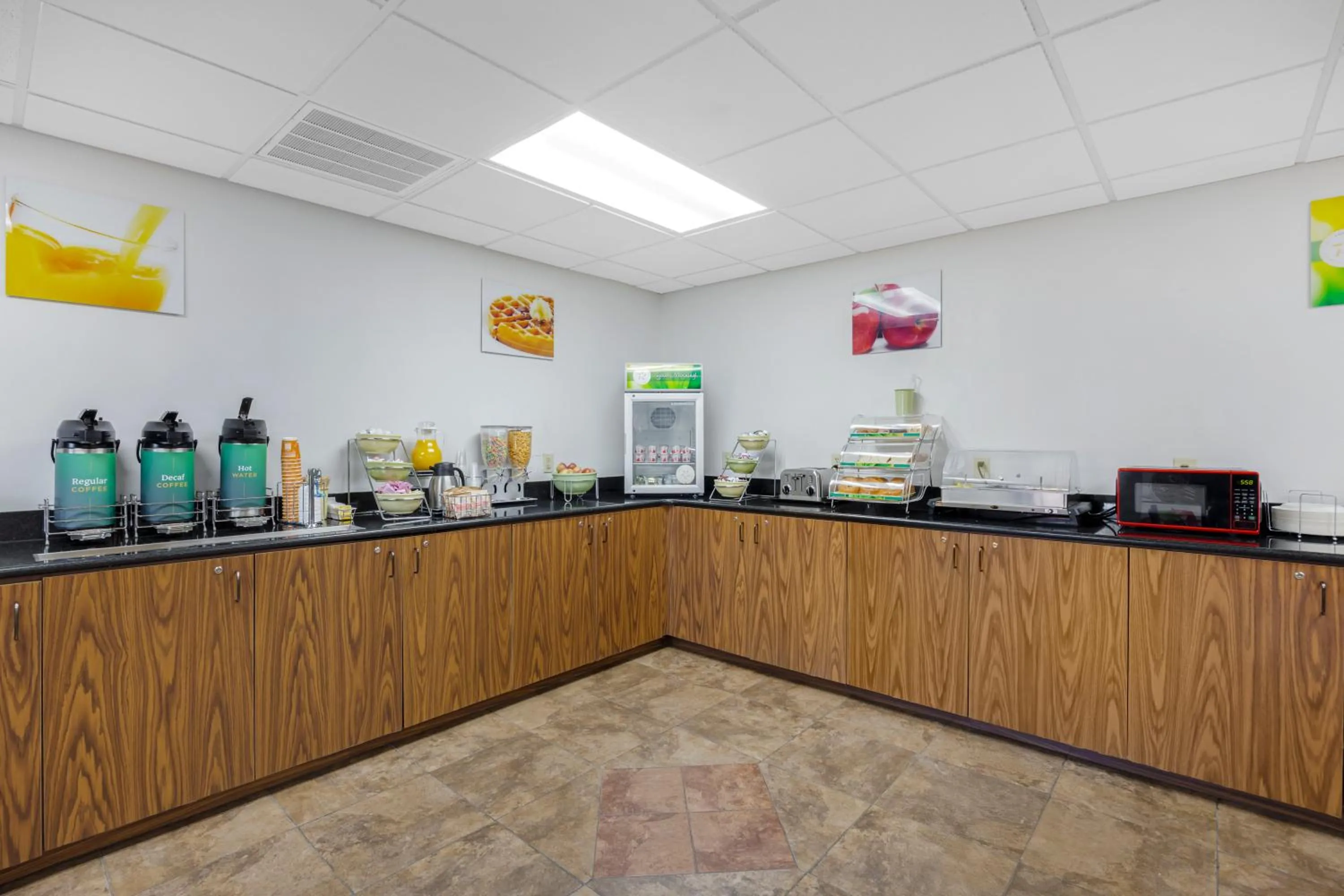 Buffet breakfast in Quality Inn & Suites Monterey I-40