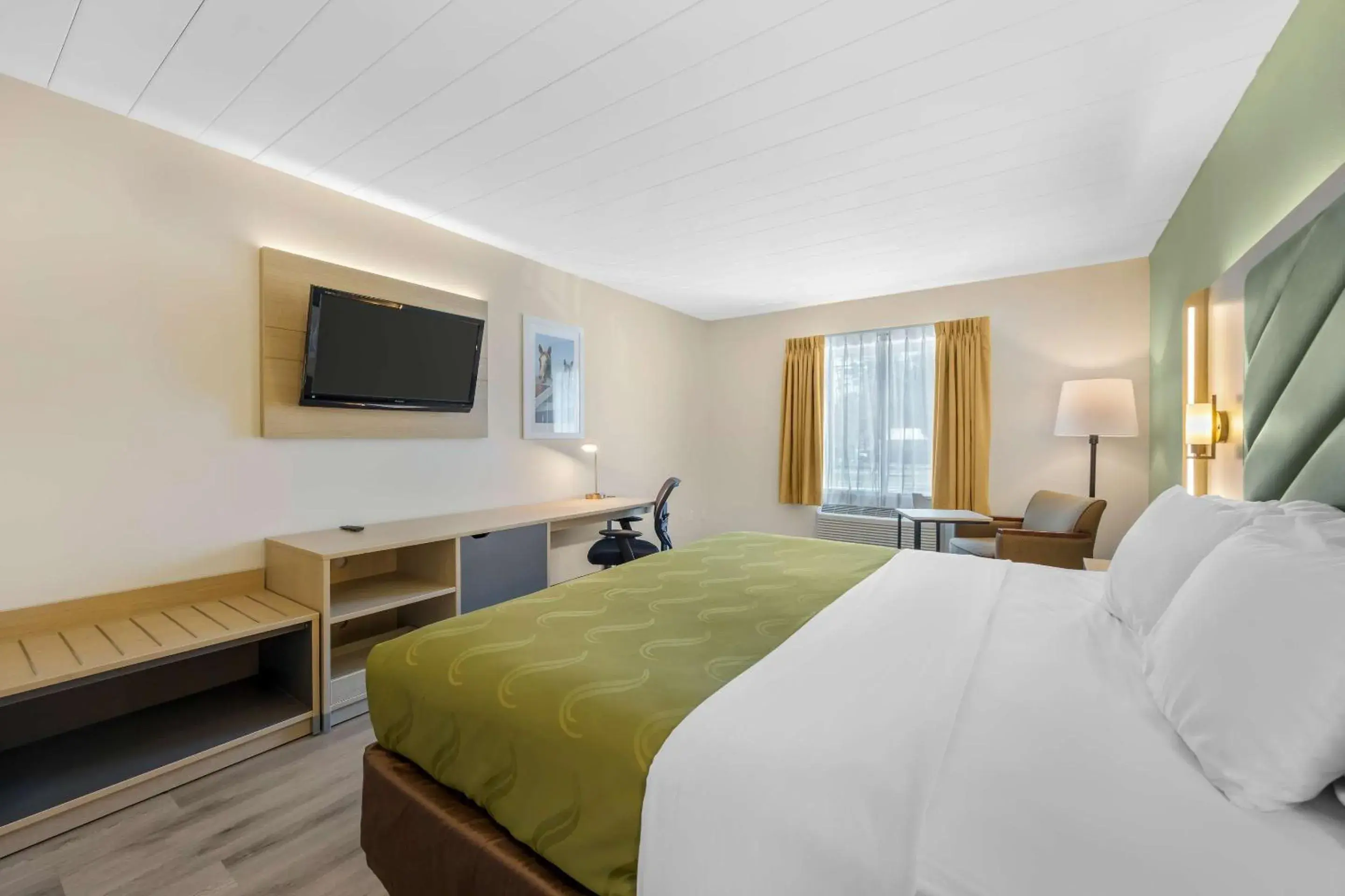 Bedroom, Bed in Quality Inn & Suites Monterey, TN - Crossville, TN Bedroom, Bed in Quality Inn & Suites Monterey, TN - Crossville, TN