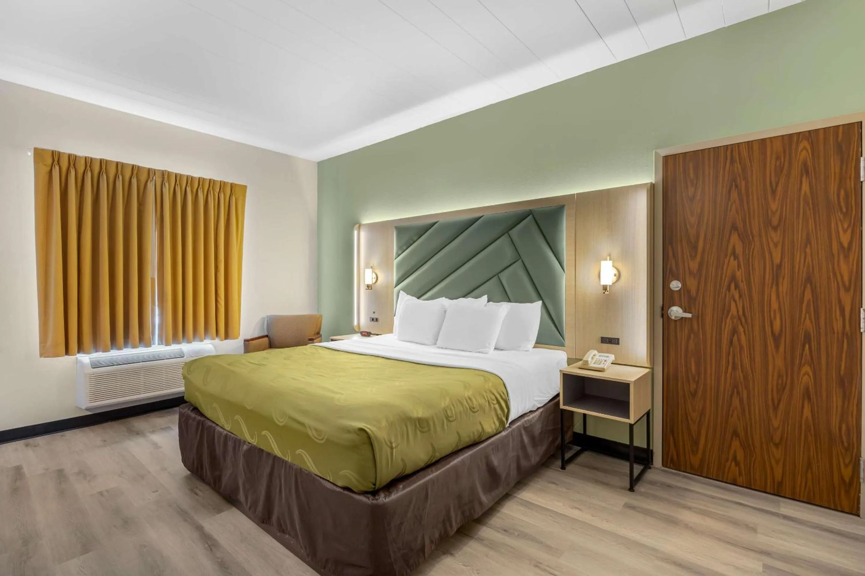 Bedroom, Bed in Quality Inn & Suites Monterey I-40