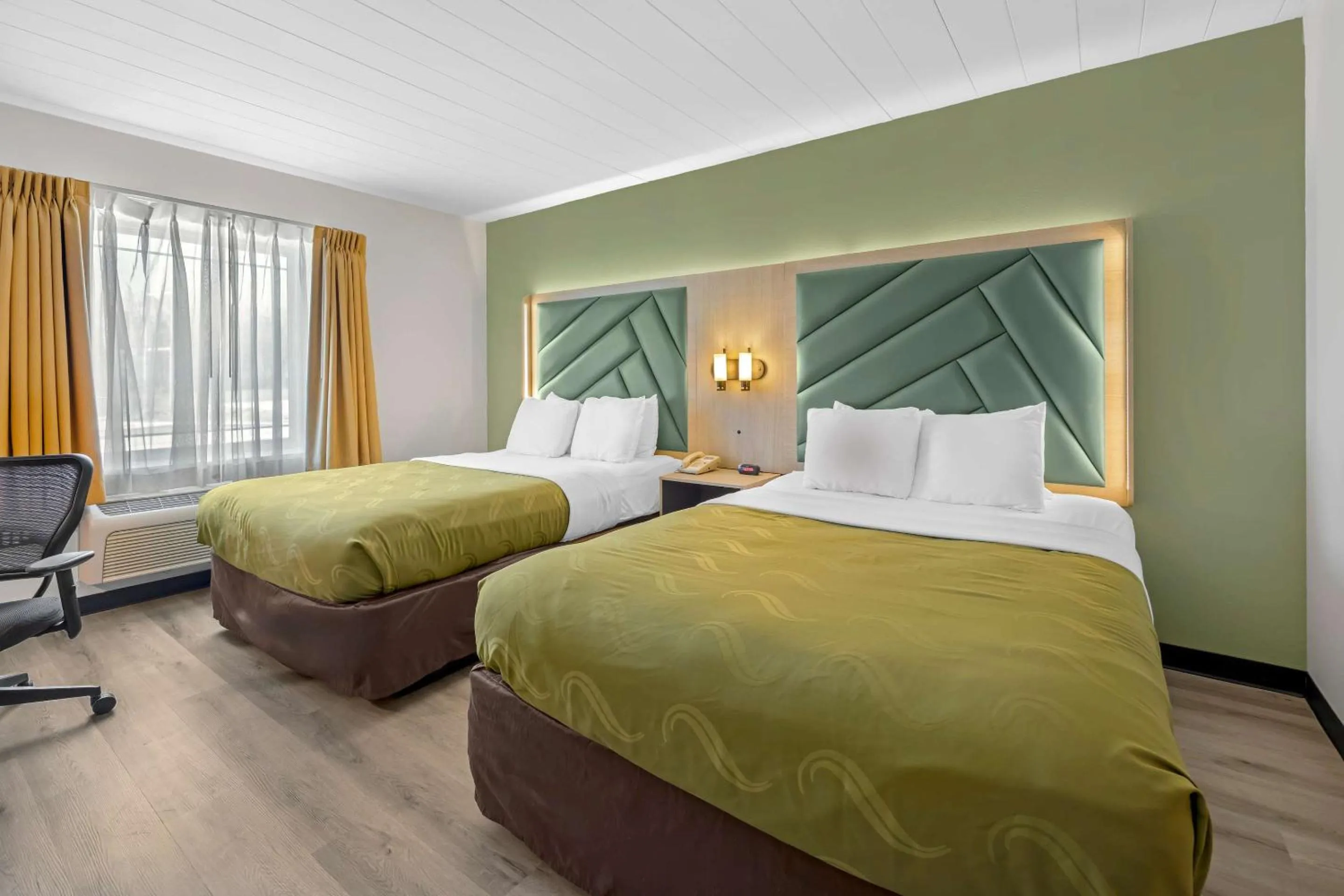 Bedroom, Bed in Quality Inn & Suites Monterey I-40