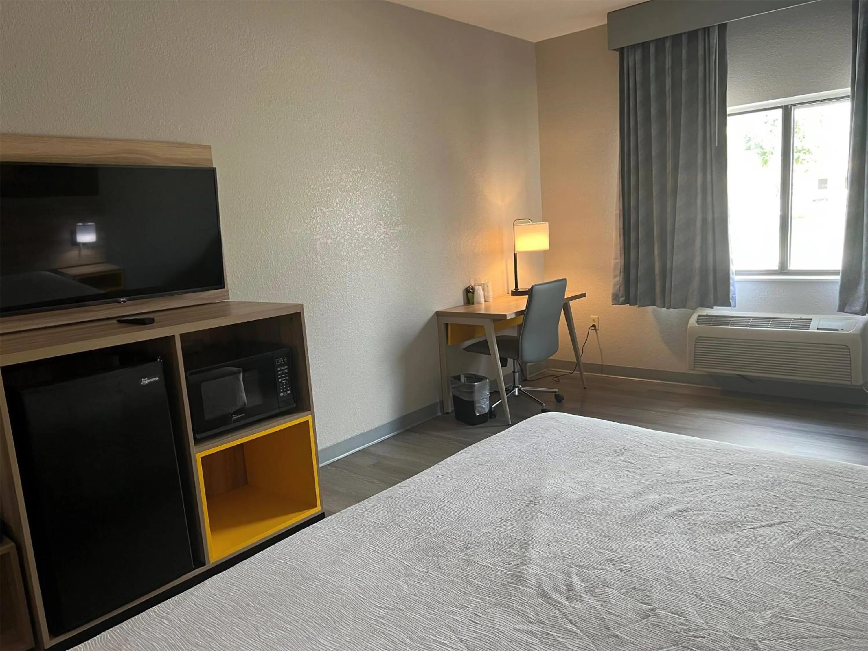 Photo of the whole room, Bed in Days Inn by Wyndham Coffeyville, Kansas