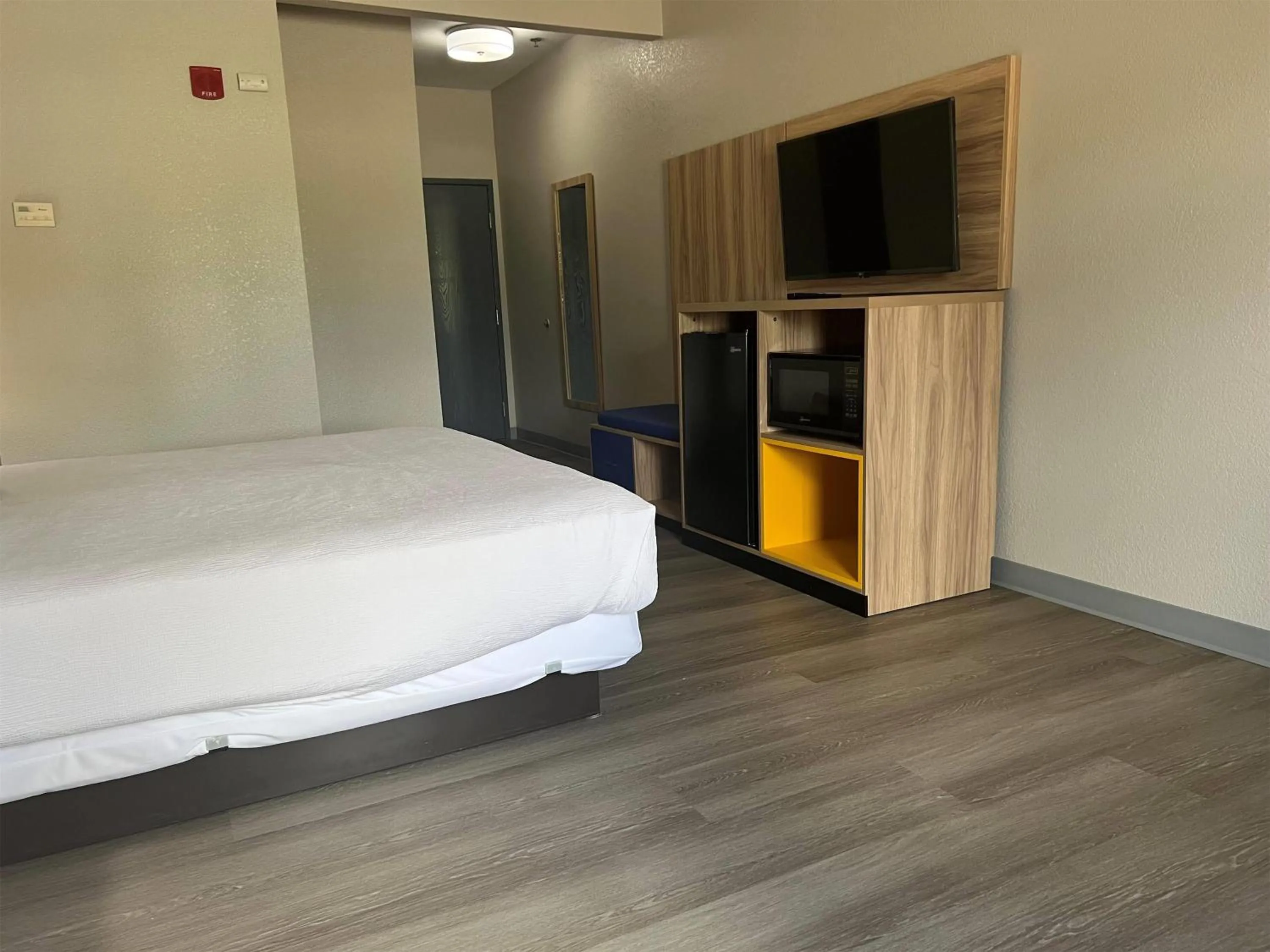 Photo of the whole room, Bed in Days Inn by Wyndham Coffeyville, Kansas