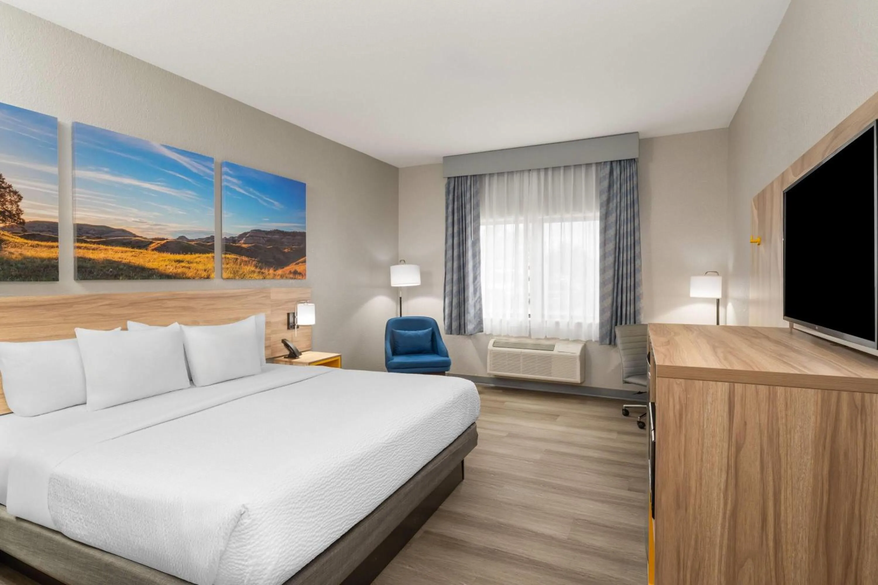 Photo of the whole room, Bed in Days Inn by Wyndham Coffeyville, Kansas