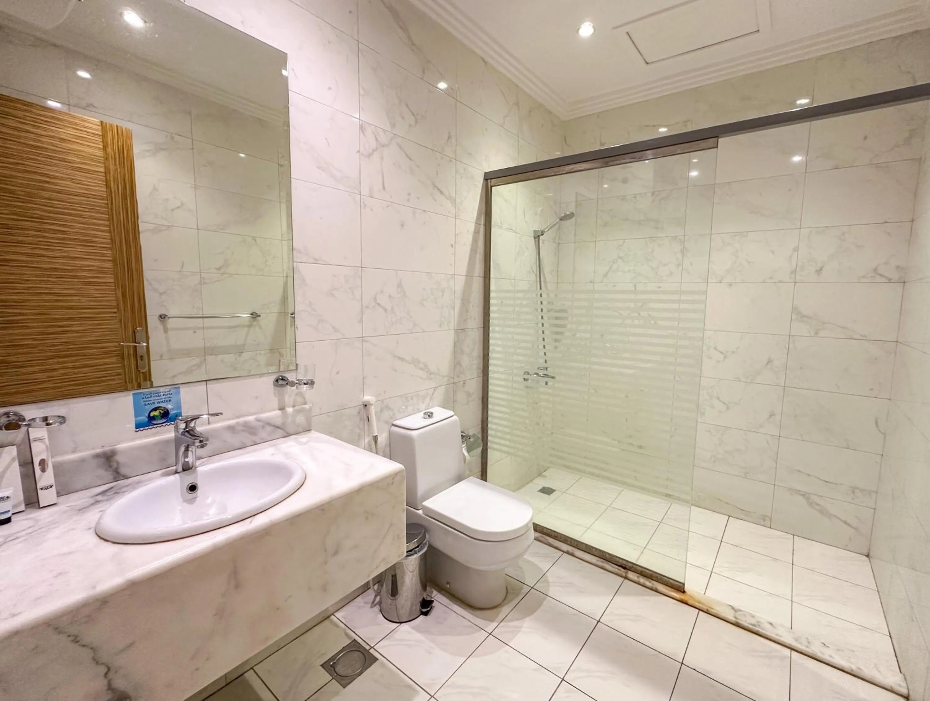 Toilet in لافنت بارك للشقق المخدومة - إقتصادي