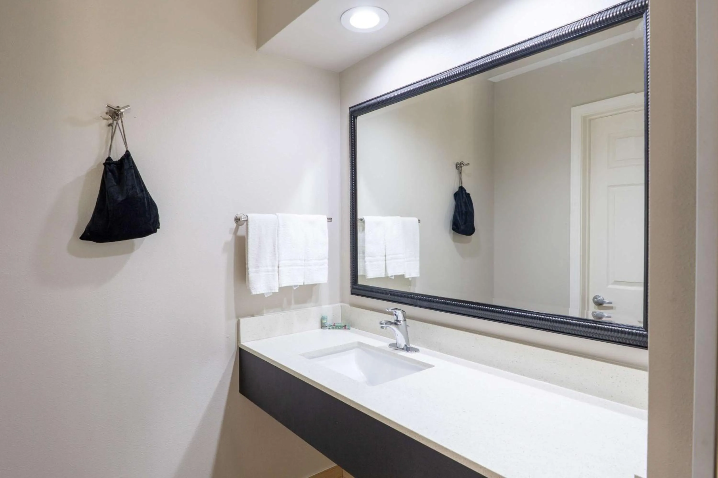 Photo of the whole room in Best Western Paradise Inn